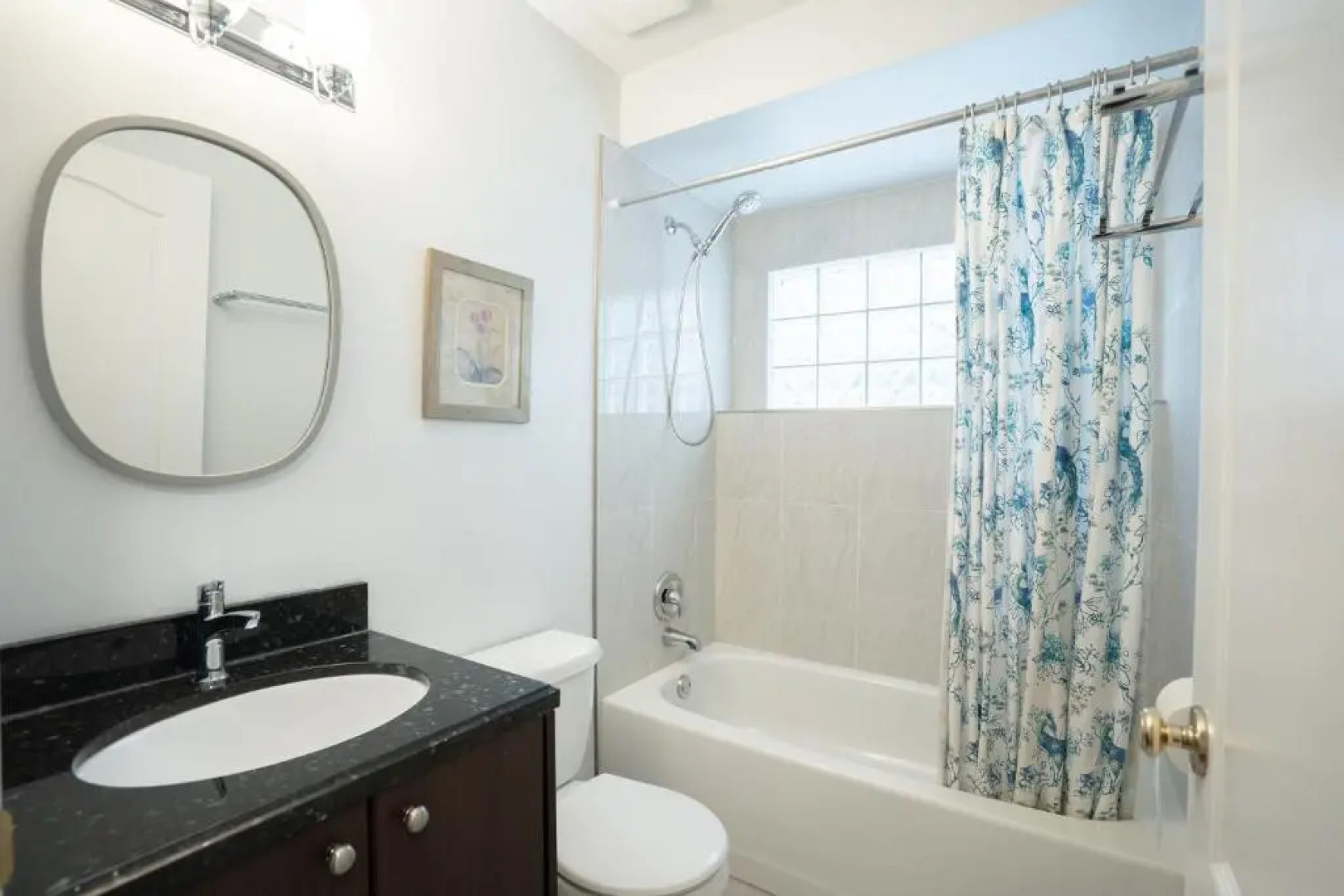 Adorable 1-bedroom suit with independent entrance