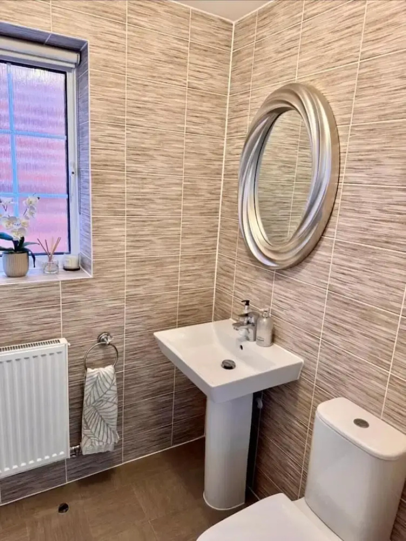 High END Spacious 4 Bed House - Free Parking