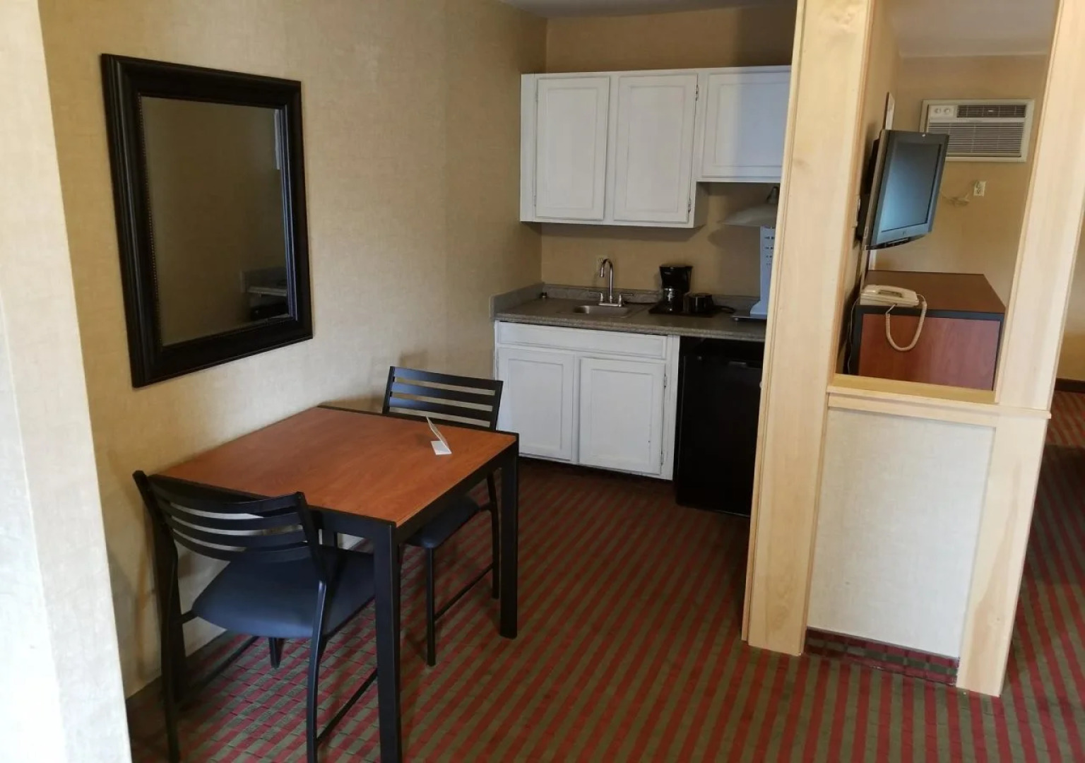 All Seasons Inn and Suites