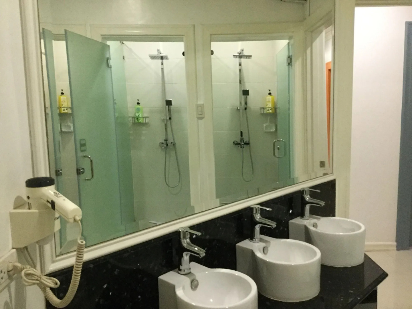 Townhouse OAK Makati Manila Near PNR Pasay Evangelista formerly VIP Suites