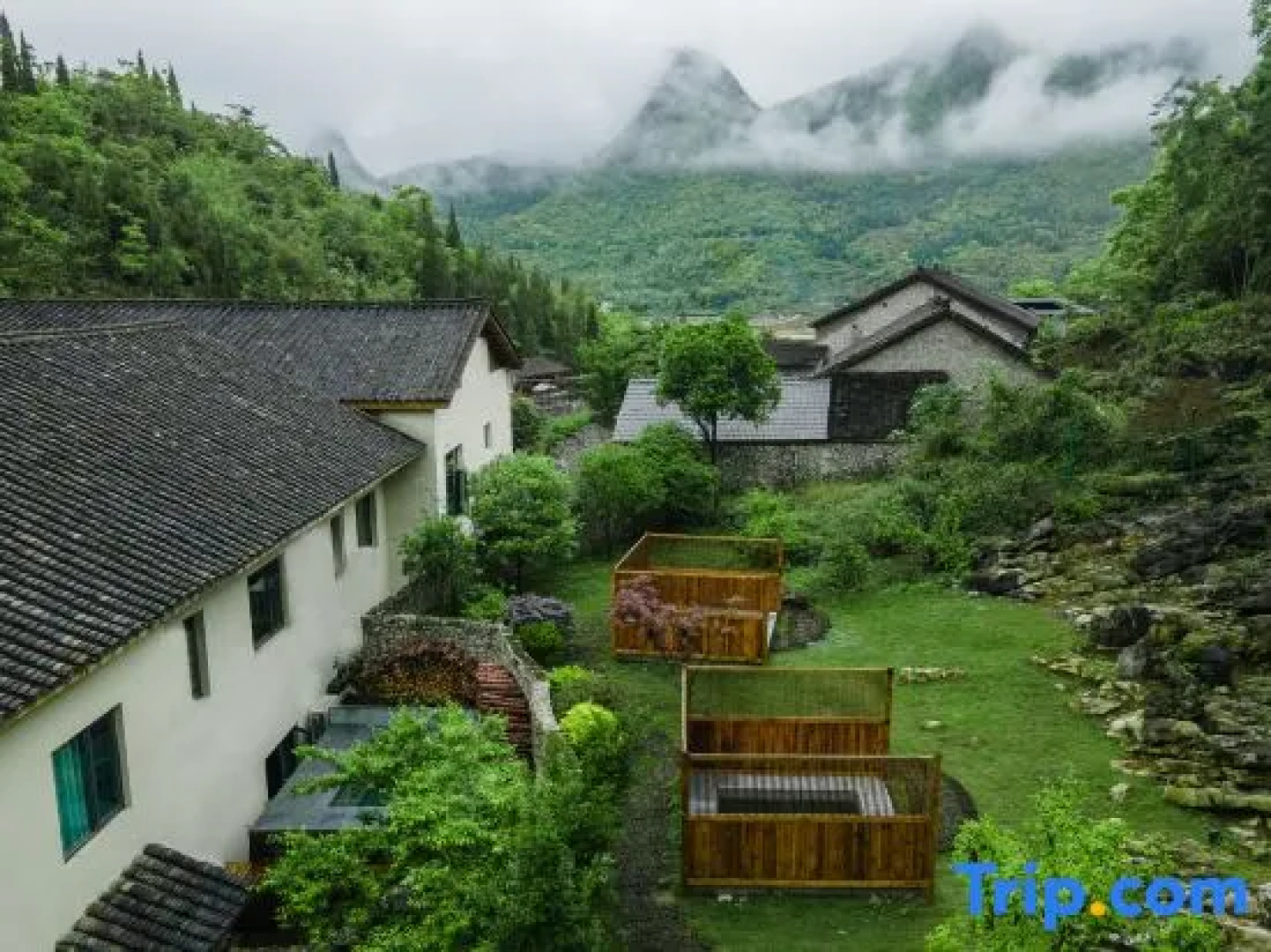 Yifangxi Hot Spring Hotel (Xianahei Branch, Wanfenglin Scenic Area)