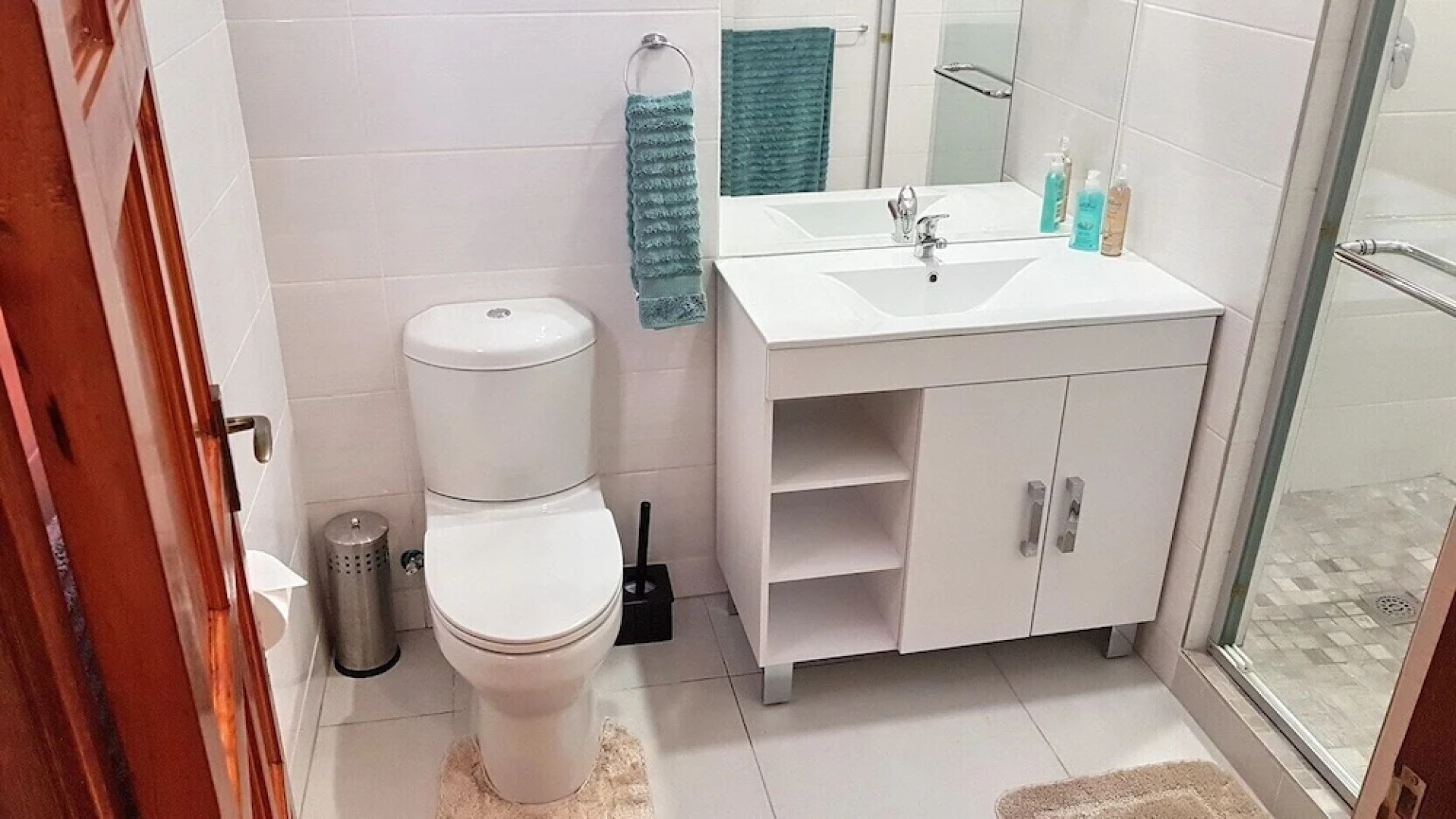 Six Valk Avenue Guest House