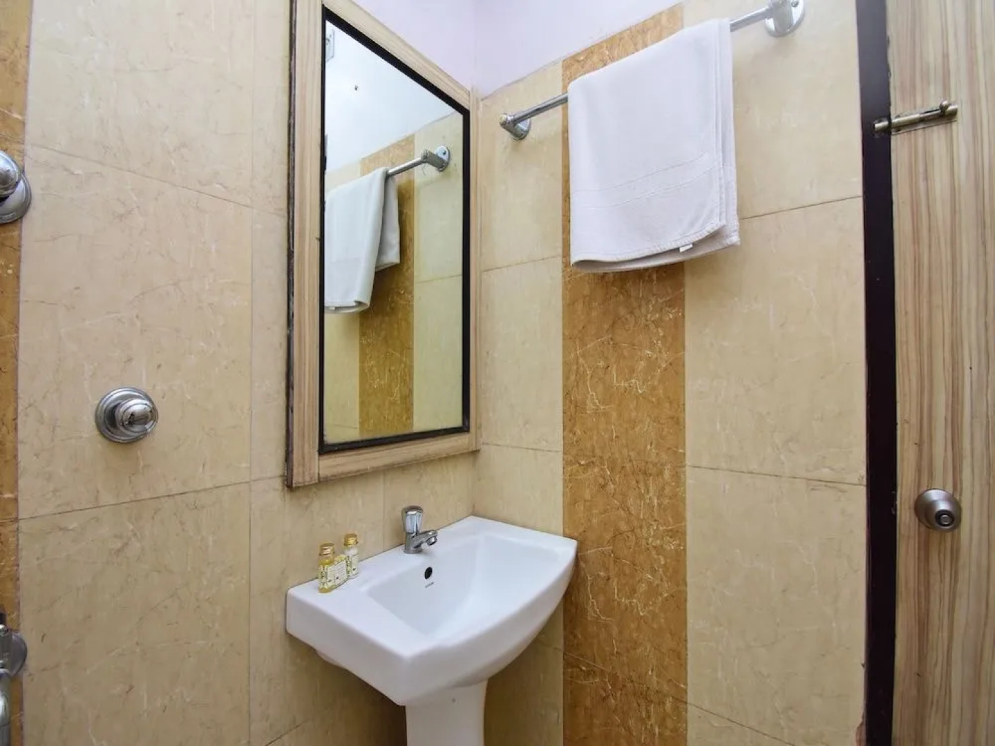 Capital O 42660 Hotel Greenland Towers