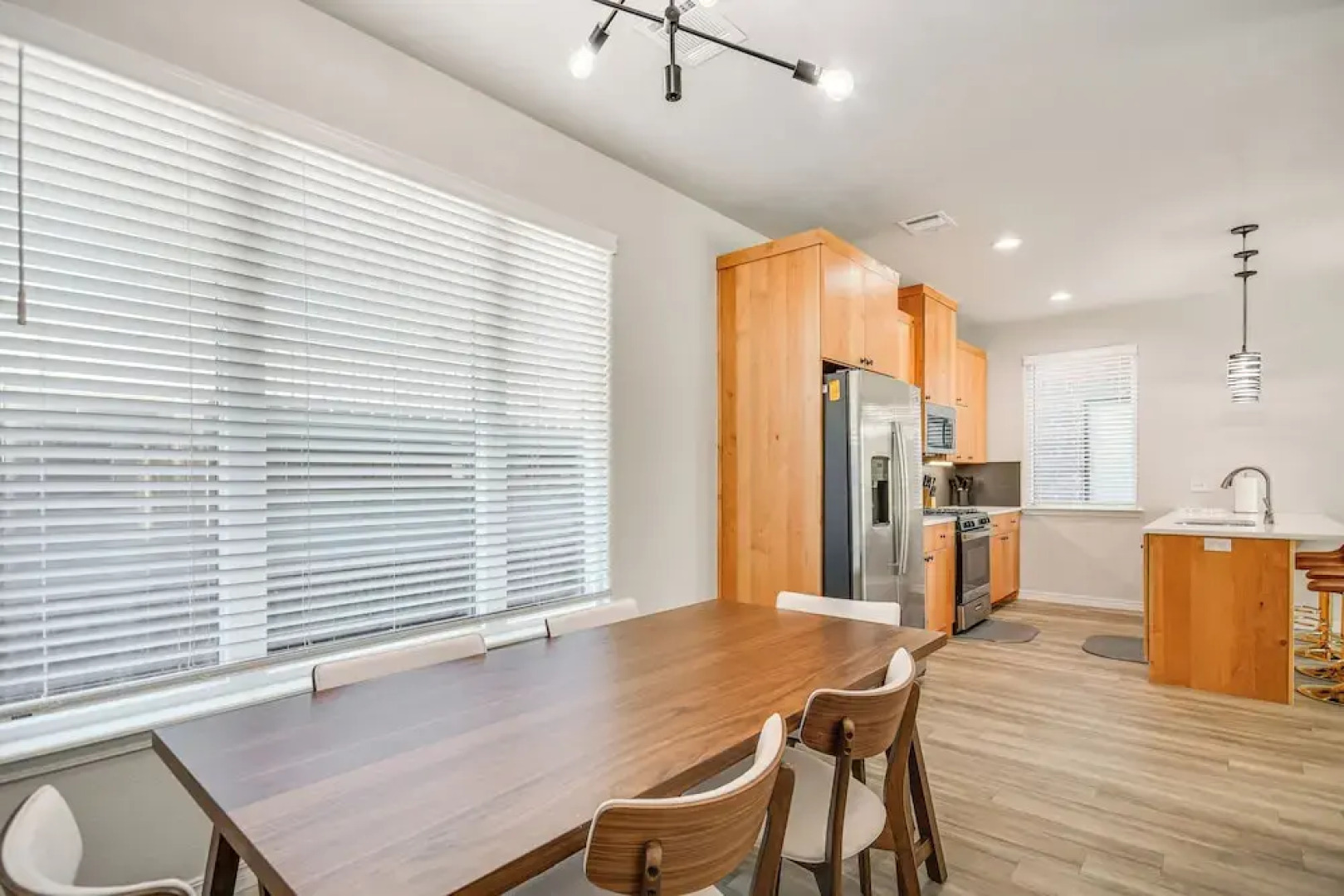 Pets Welcome: Newly Built Abode In Canyon!