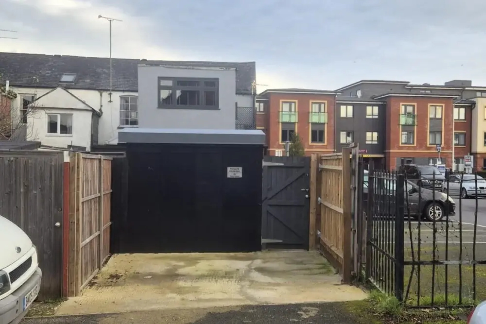 Town Centre Modern 1 Bed Self-contained Apartment