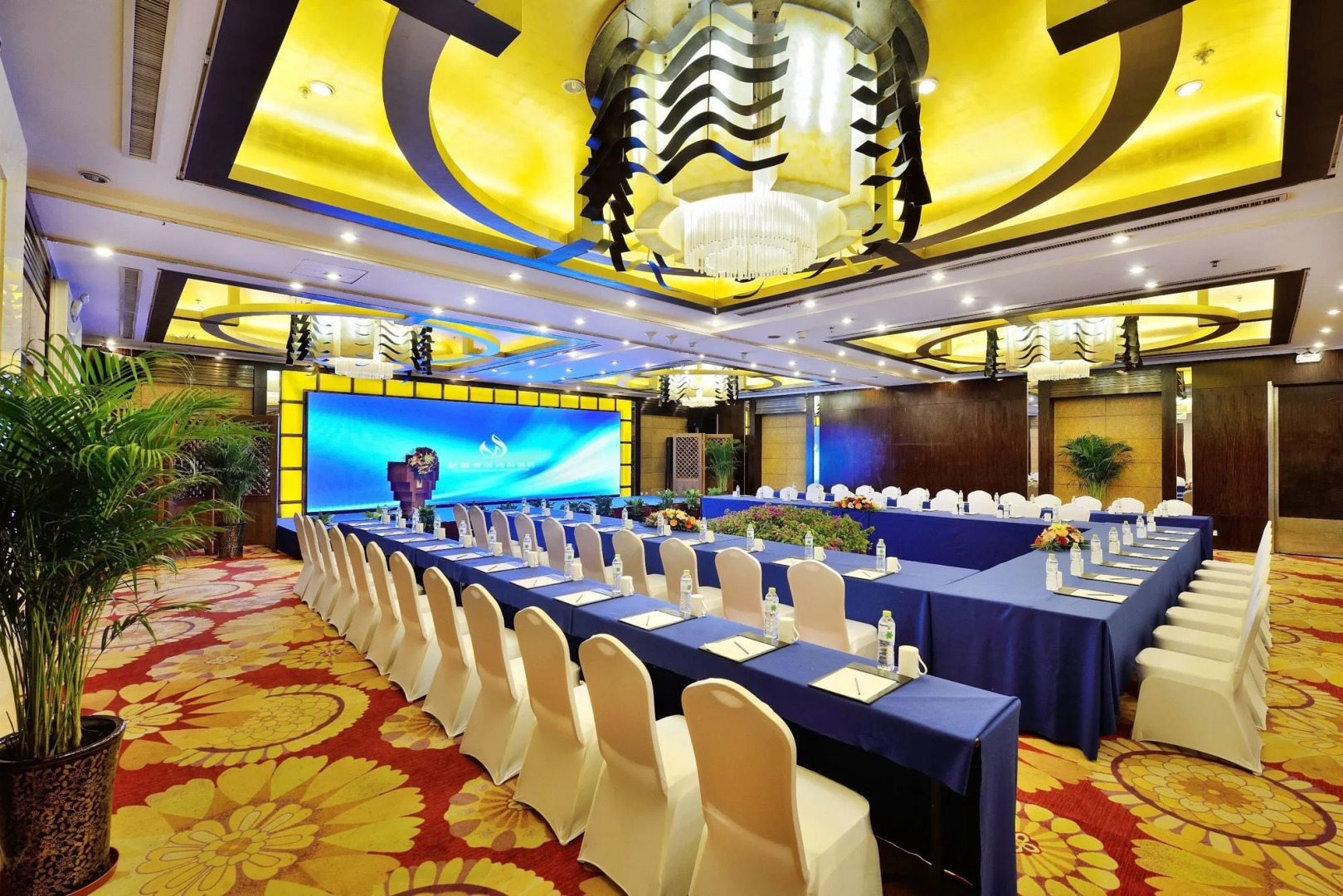 Luxemon Xinjiang Hongfu Hotel
