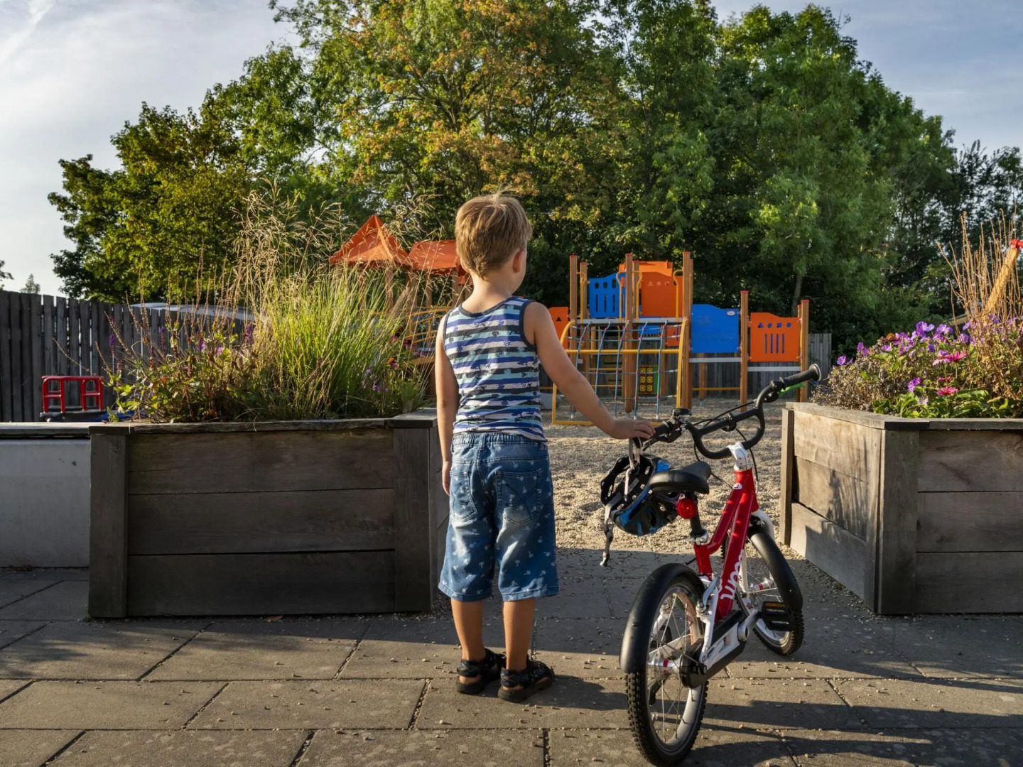 Well-kept chalet with air conditioning, on a holiday park, 1 km. from the beach