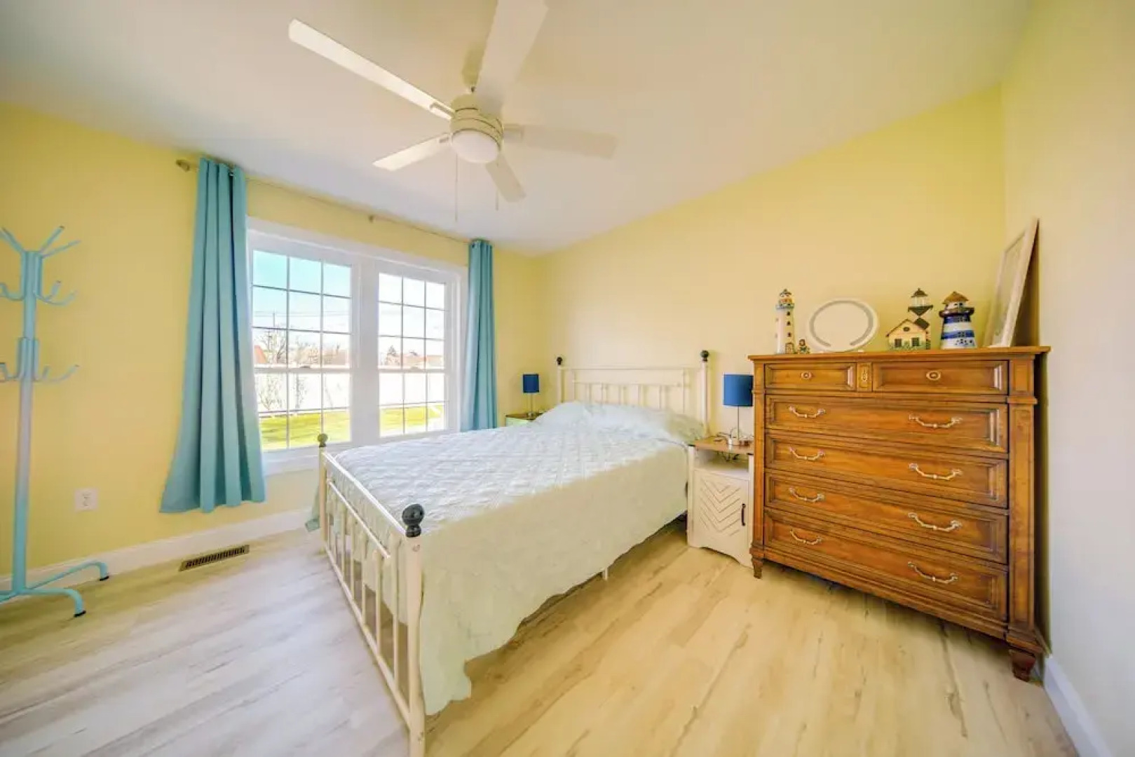 1 Block to Bridge Street: Lake Erie Vacation Home!