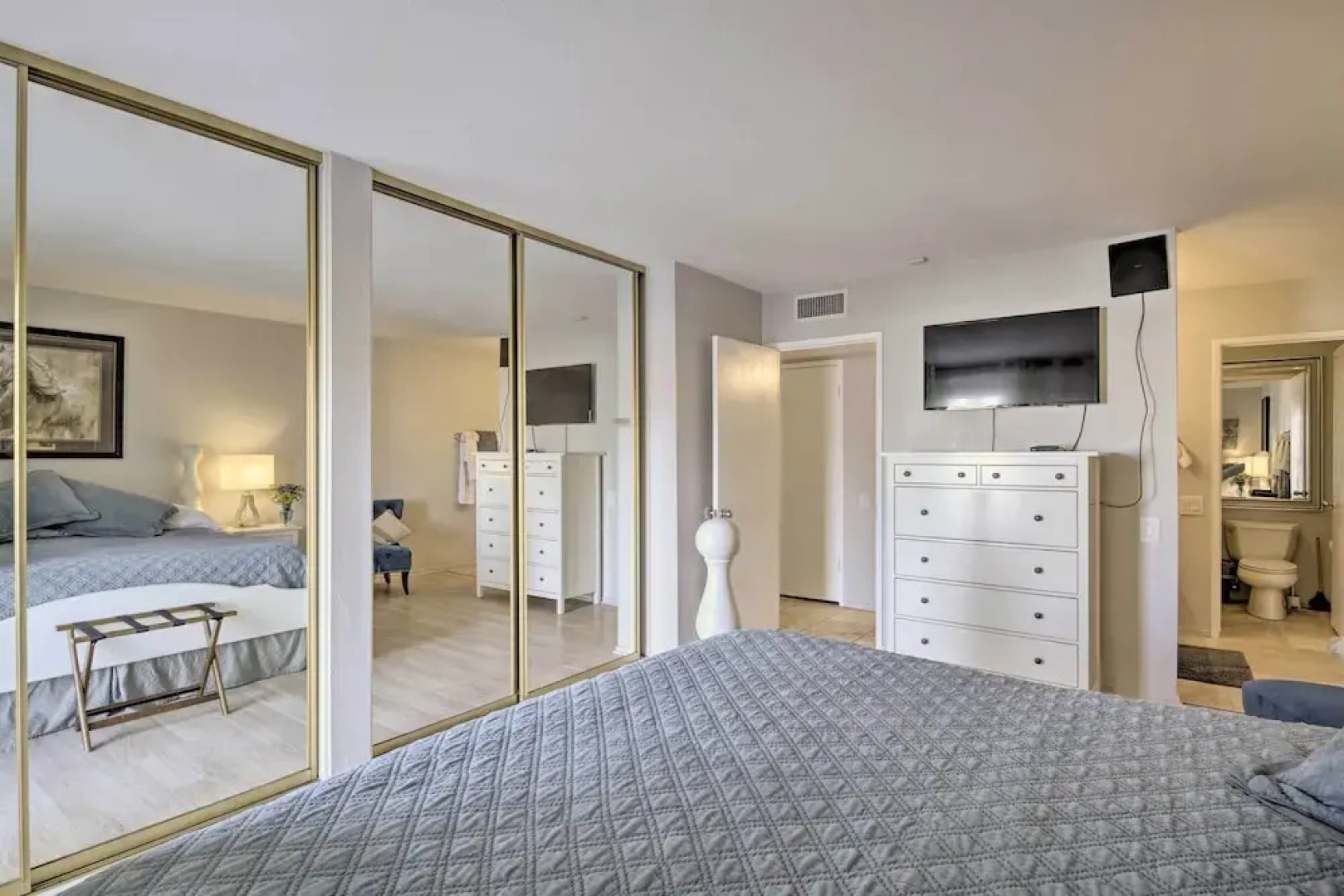 Sun Deck, Hot Tub & Kayak: Lakefront Tempe House