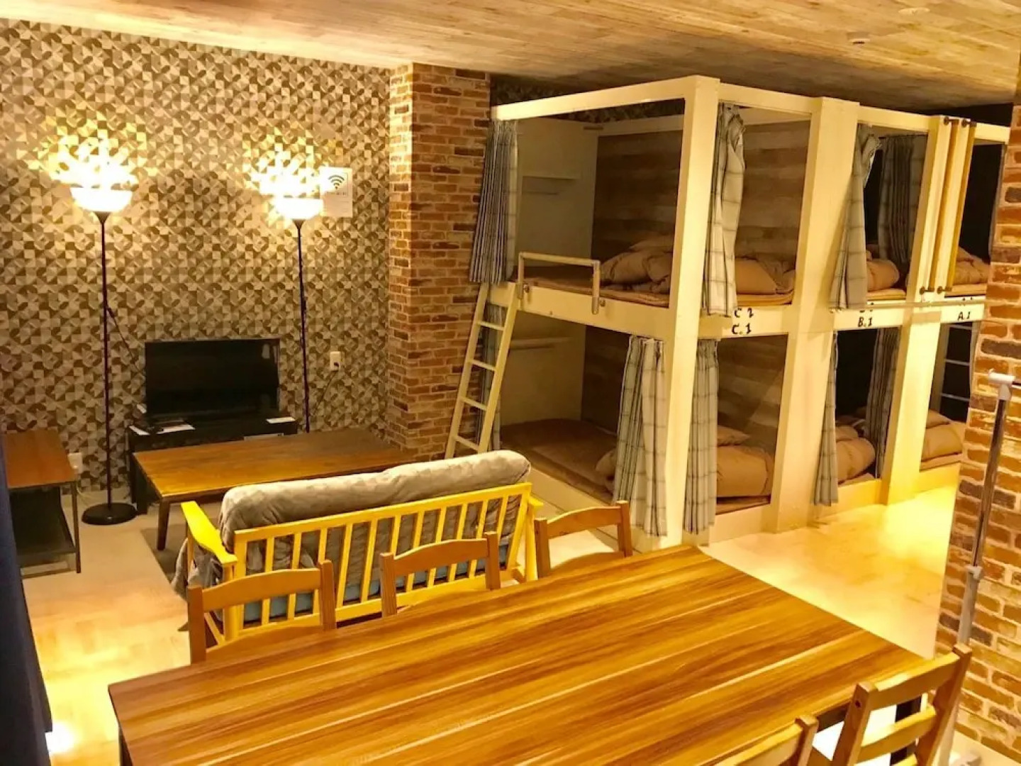 Guesthouse Akashi Hikaria - Hostel