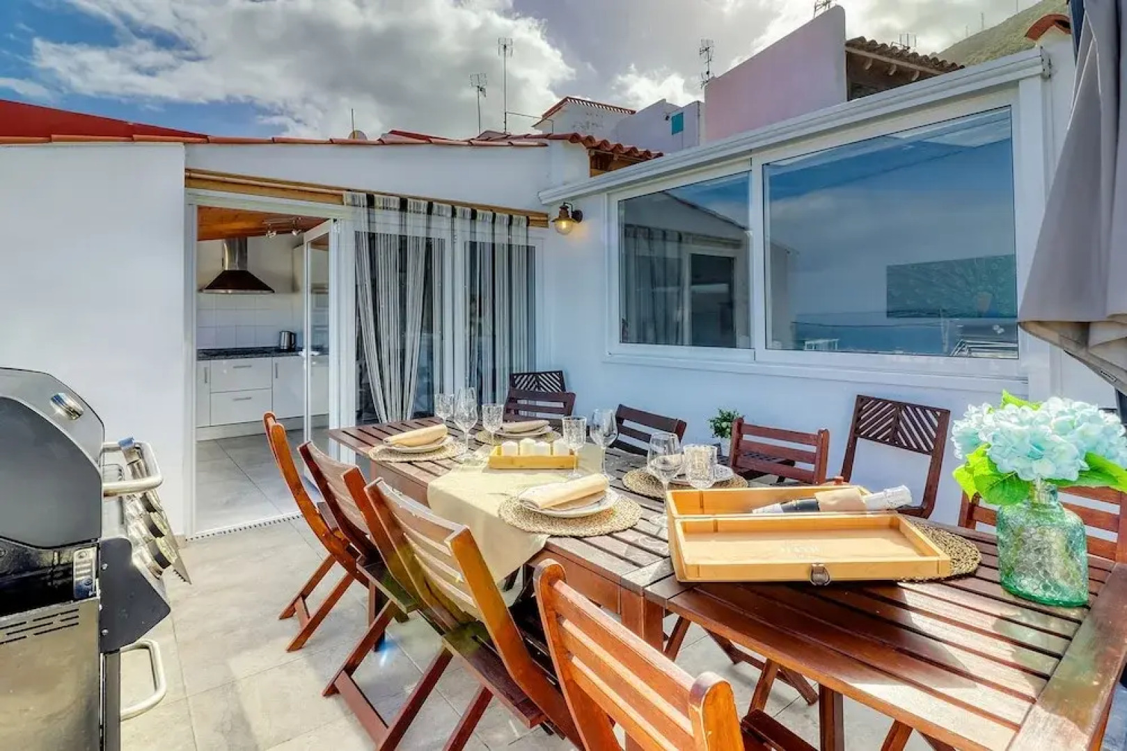 Spacious Terrace House w Ocean View 100m to the Beach