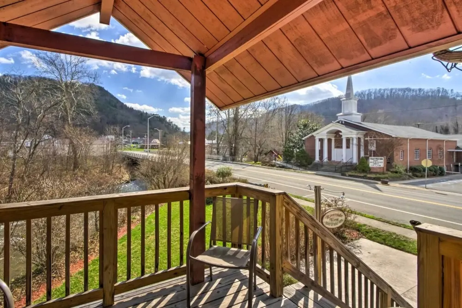 Damascus Apt w/ Views, Walk to Shops + Parks!