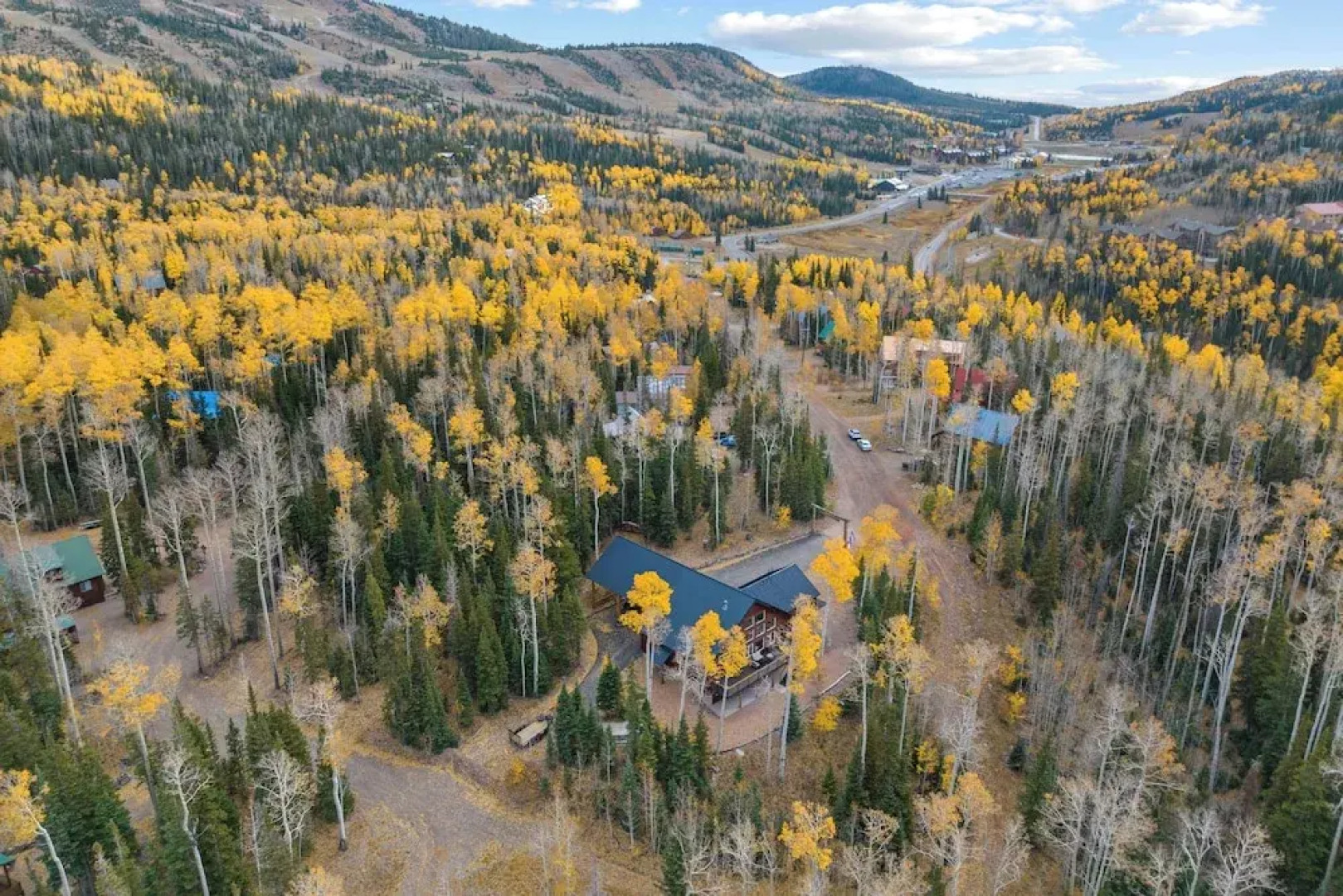 Spacious Mtn Manor, 1 Mi to Brian Head Resort!
