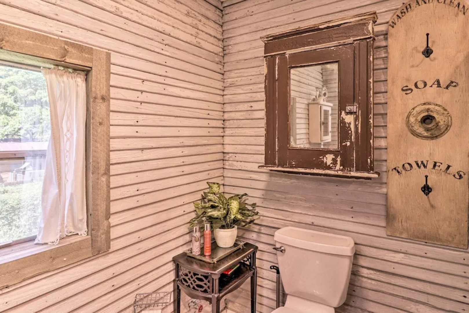 Country-chic Cotter Home w/ Outdoor Living Space!