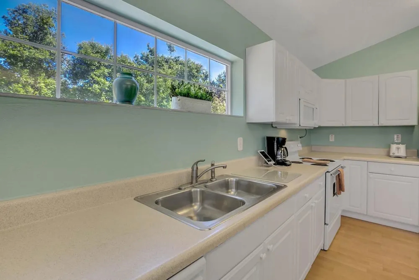 Sleeps 22 in Tarpon Springs - 2 Pools! by RedAwning