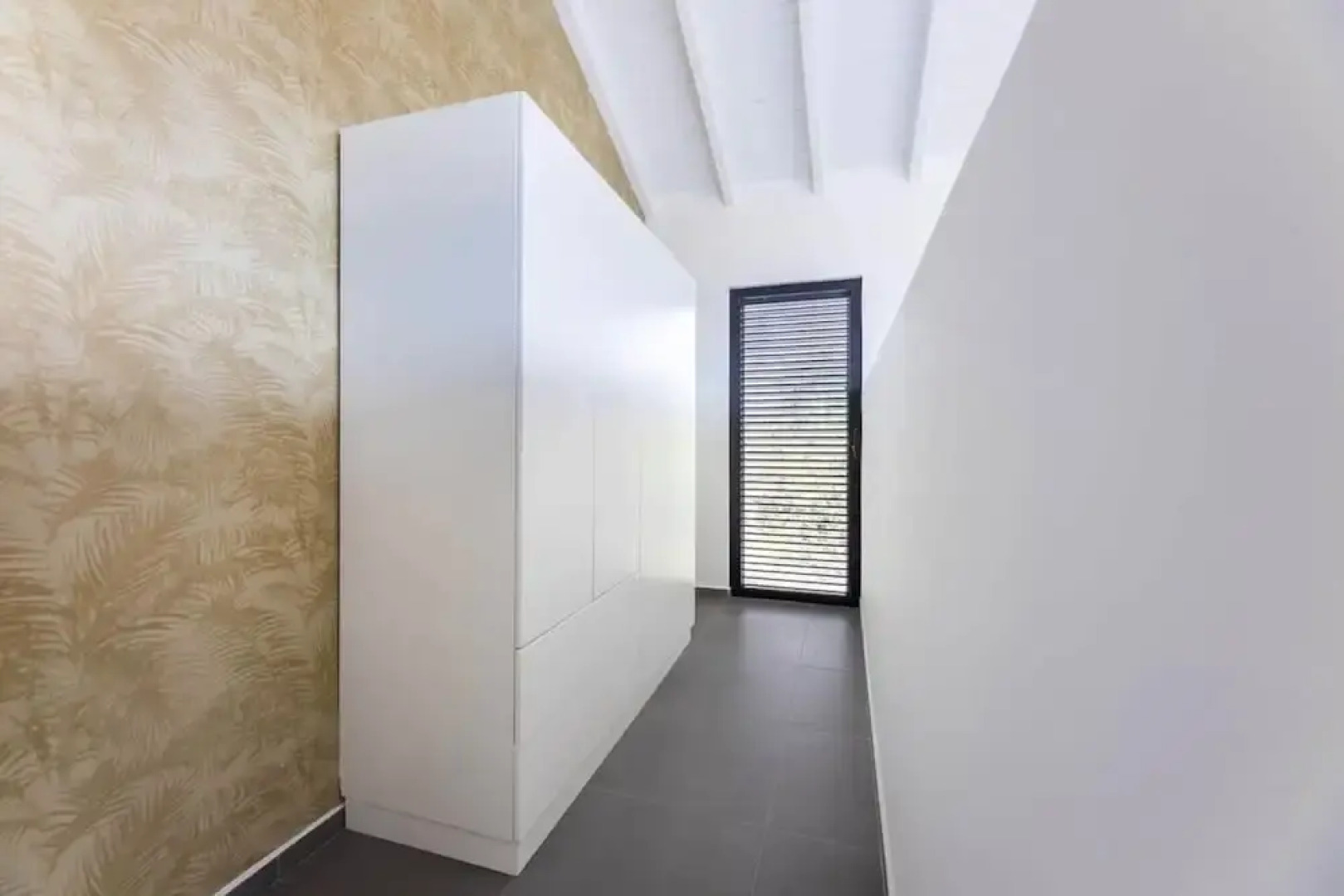 Modern Vibrant Villa With Terrace Private Pool