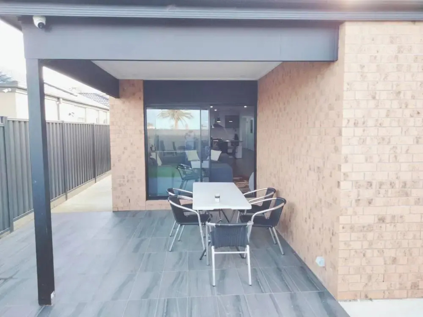 Modern & Cosey 4bedroom House Walk to Beach