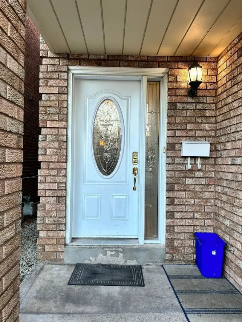 Queen room near Sheridan College