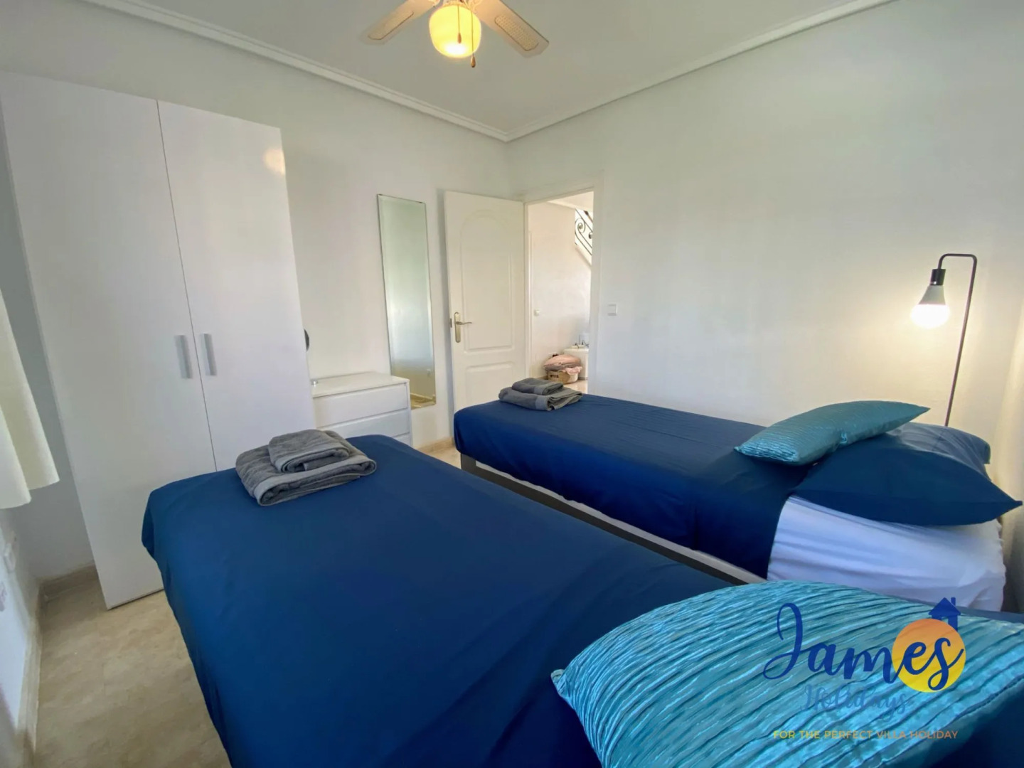 Laguna Townhouse overlooking Communal Pool LOM01