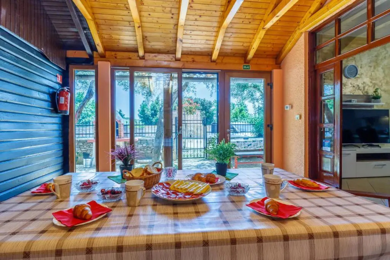 Apartments Kiki 150 METERS TO THE BEACH