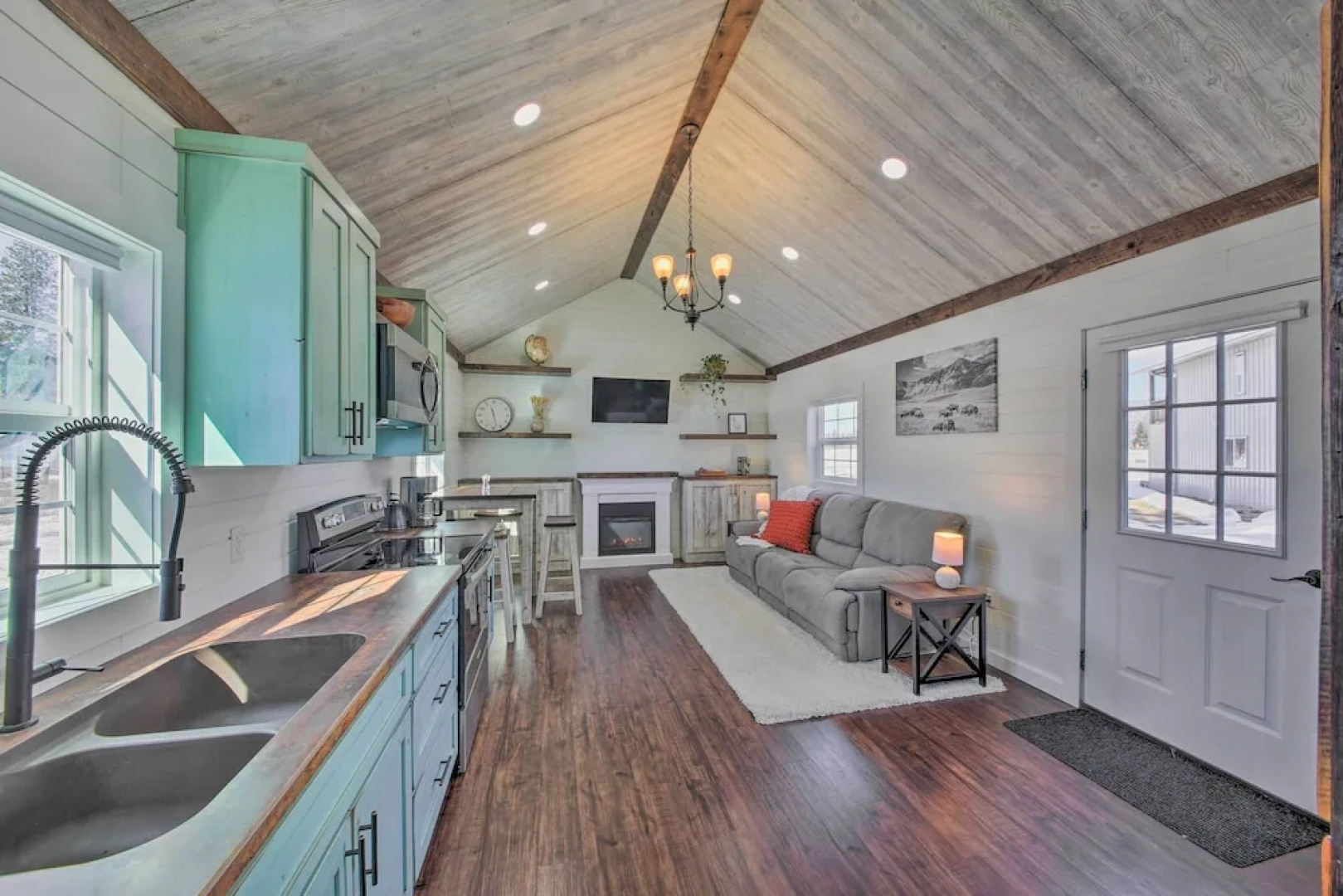 Contemporary Cabin w/ Mountain Views & Deck
