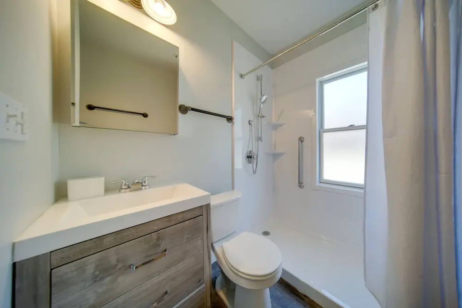 < 3 Mi to Dtwn: Cleveland Apt w/ Deck & Wet Bar