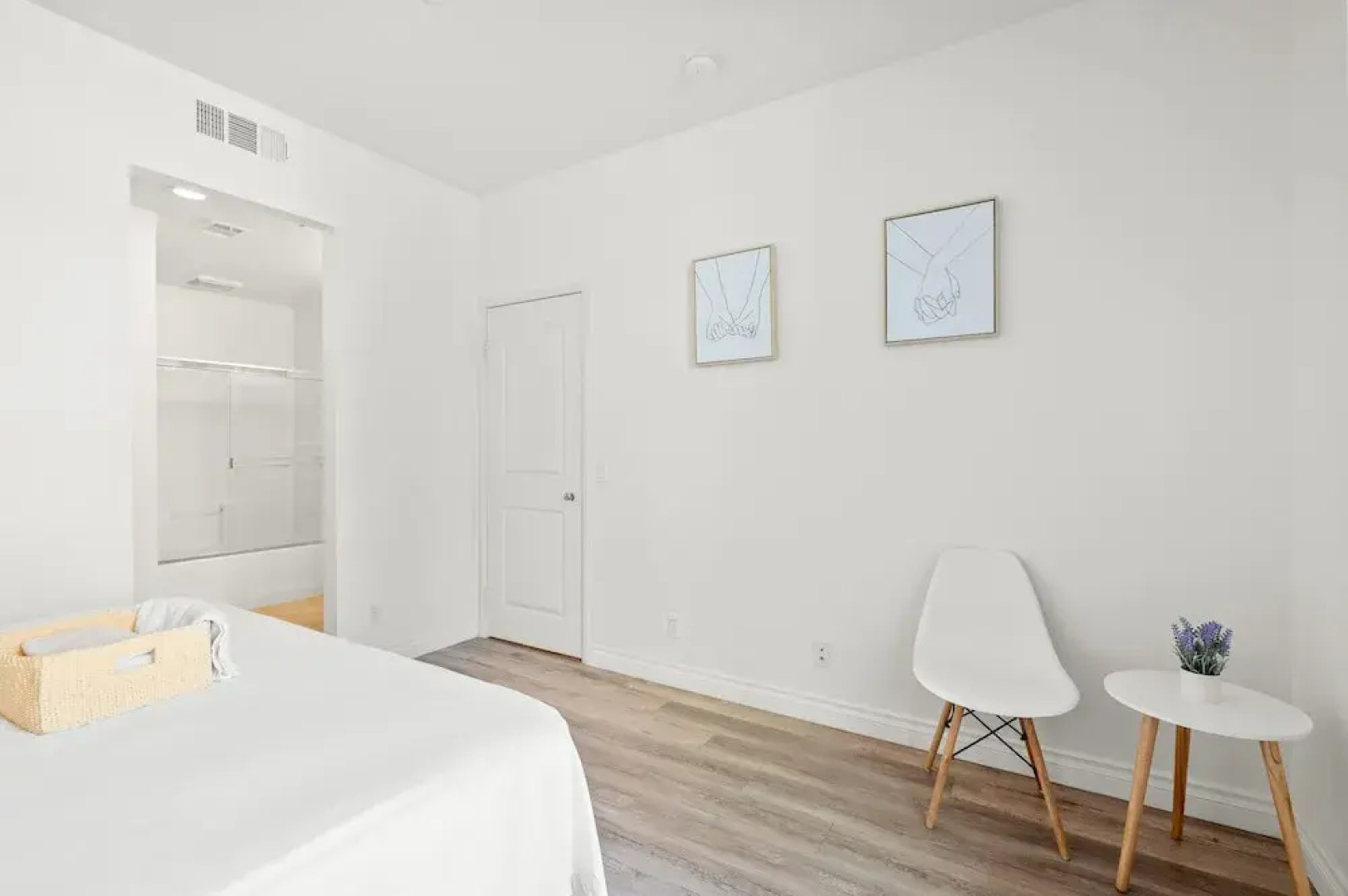 Private Entry Suite w Patio Bath Kitchenette