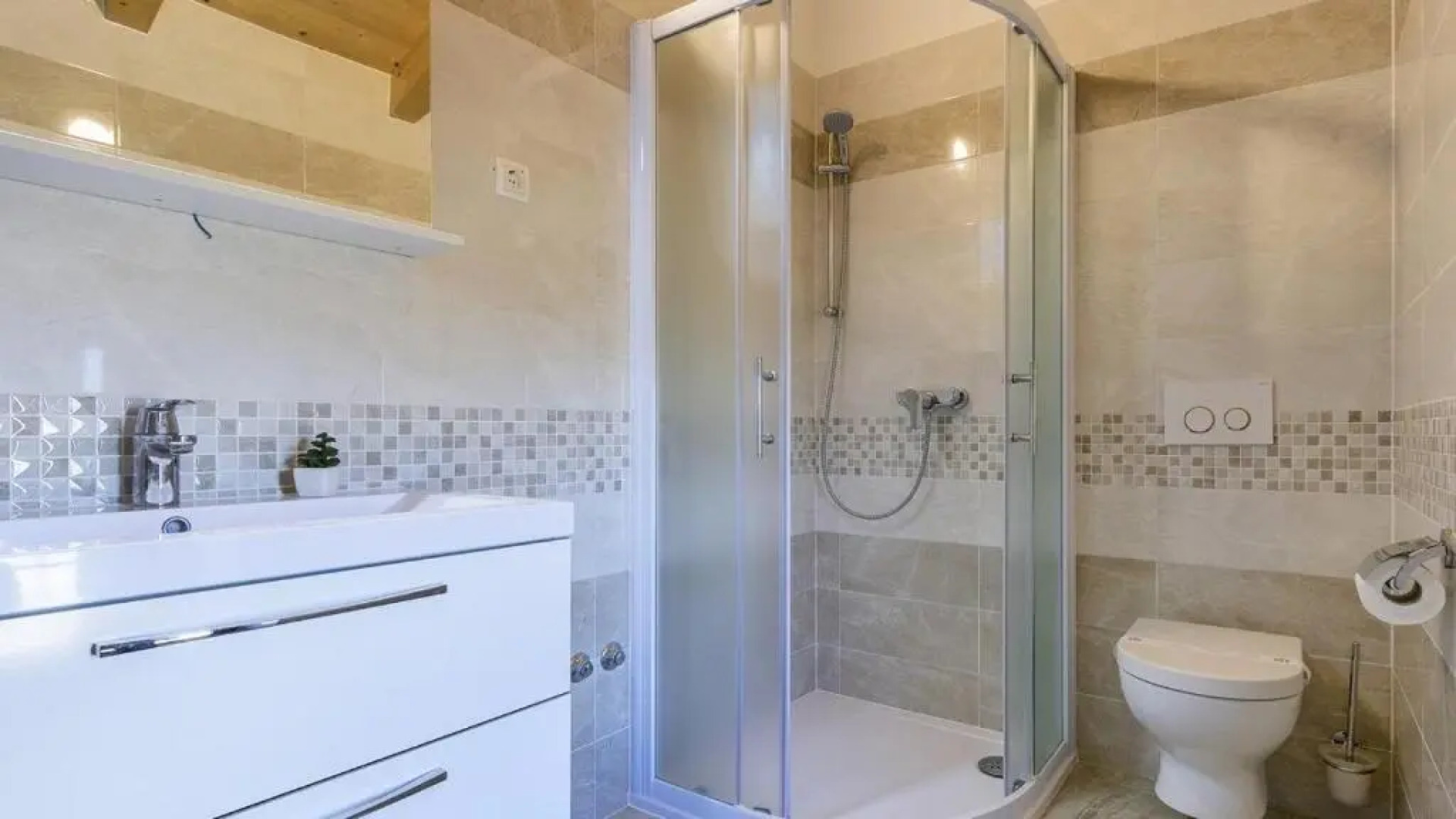 Ive in Orbanići with 5 bedrooms and 2 bathrooms