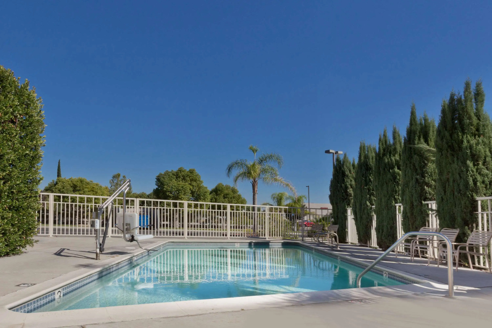 Days Inn by Wyndham Lathrop