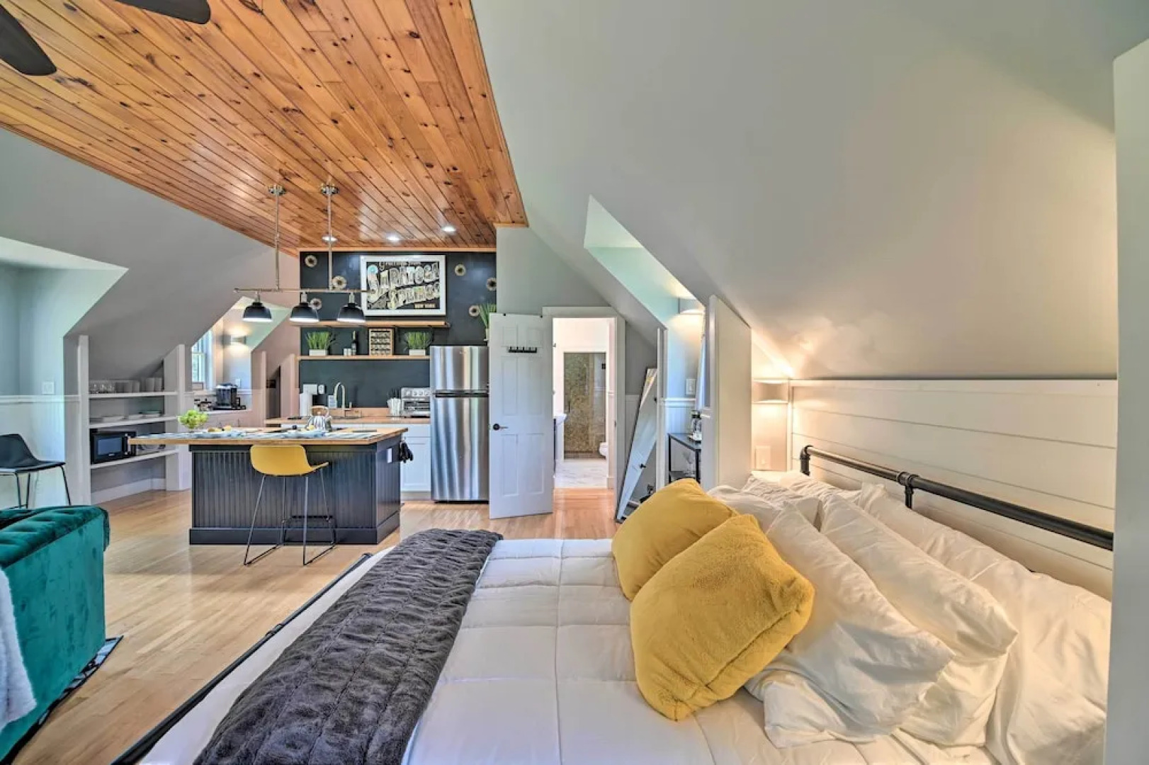 Stylish Studio w/ Fireplace ~ 3 Mi From Dtwn!