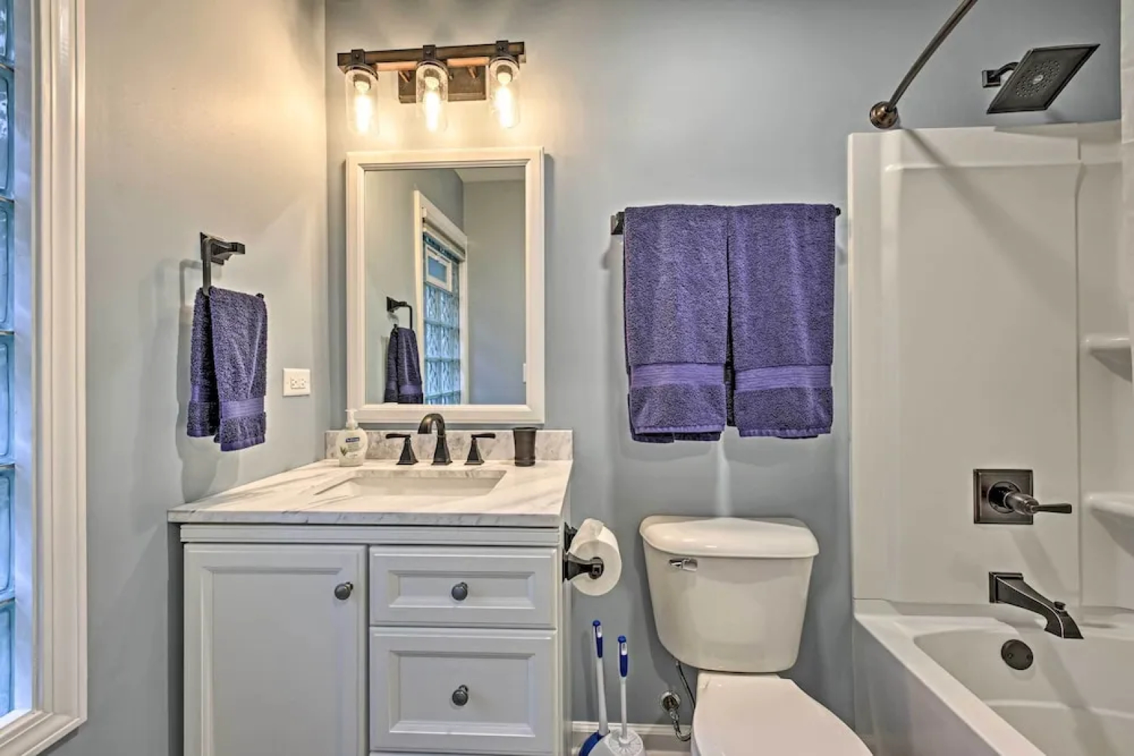 Updated Twin Lakes Cottage, Walk to Lake Mary