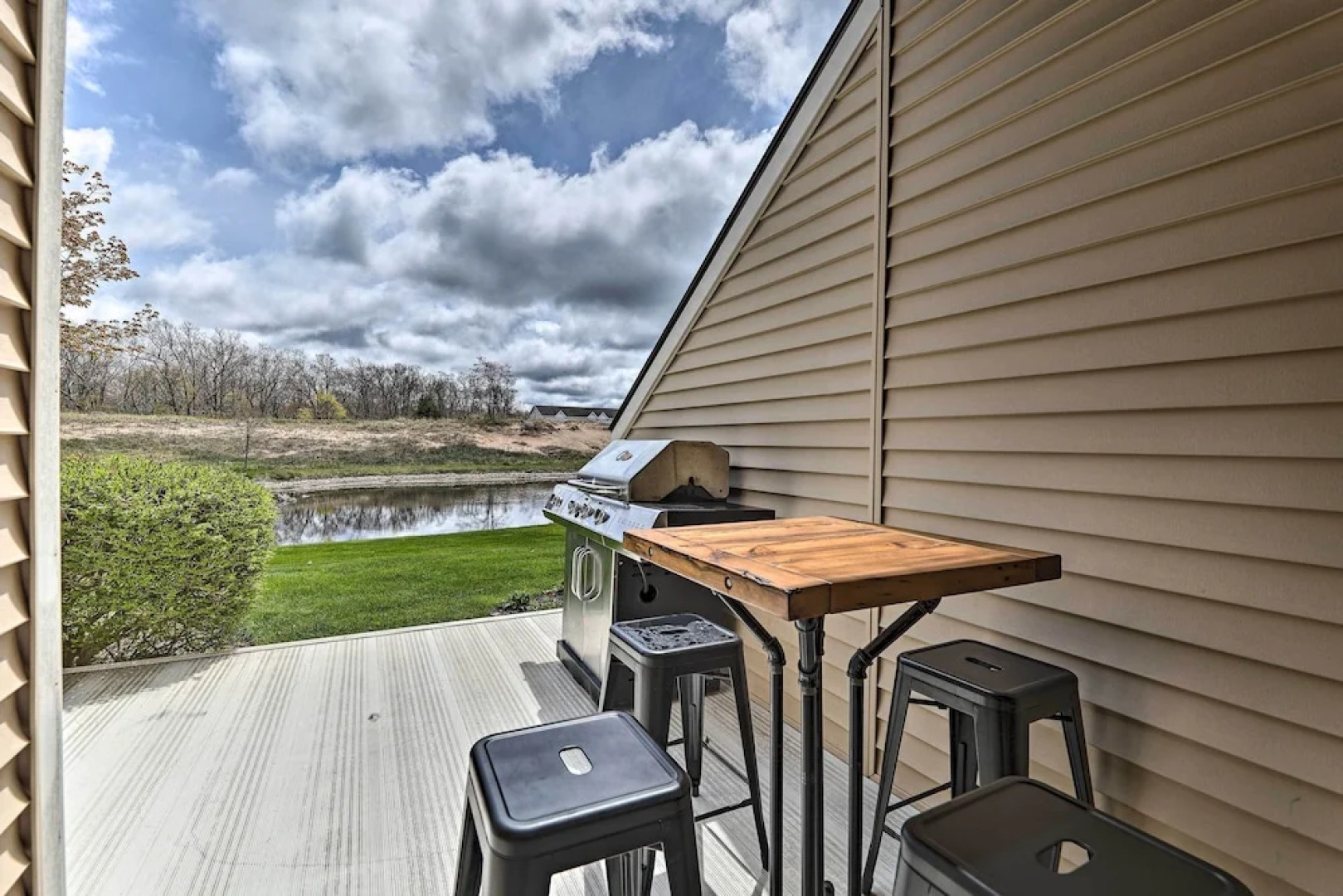 Bright Manistee Condo w/ Beach + Pool Access!