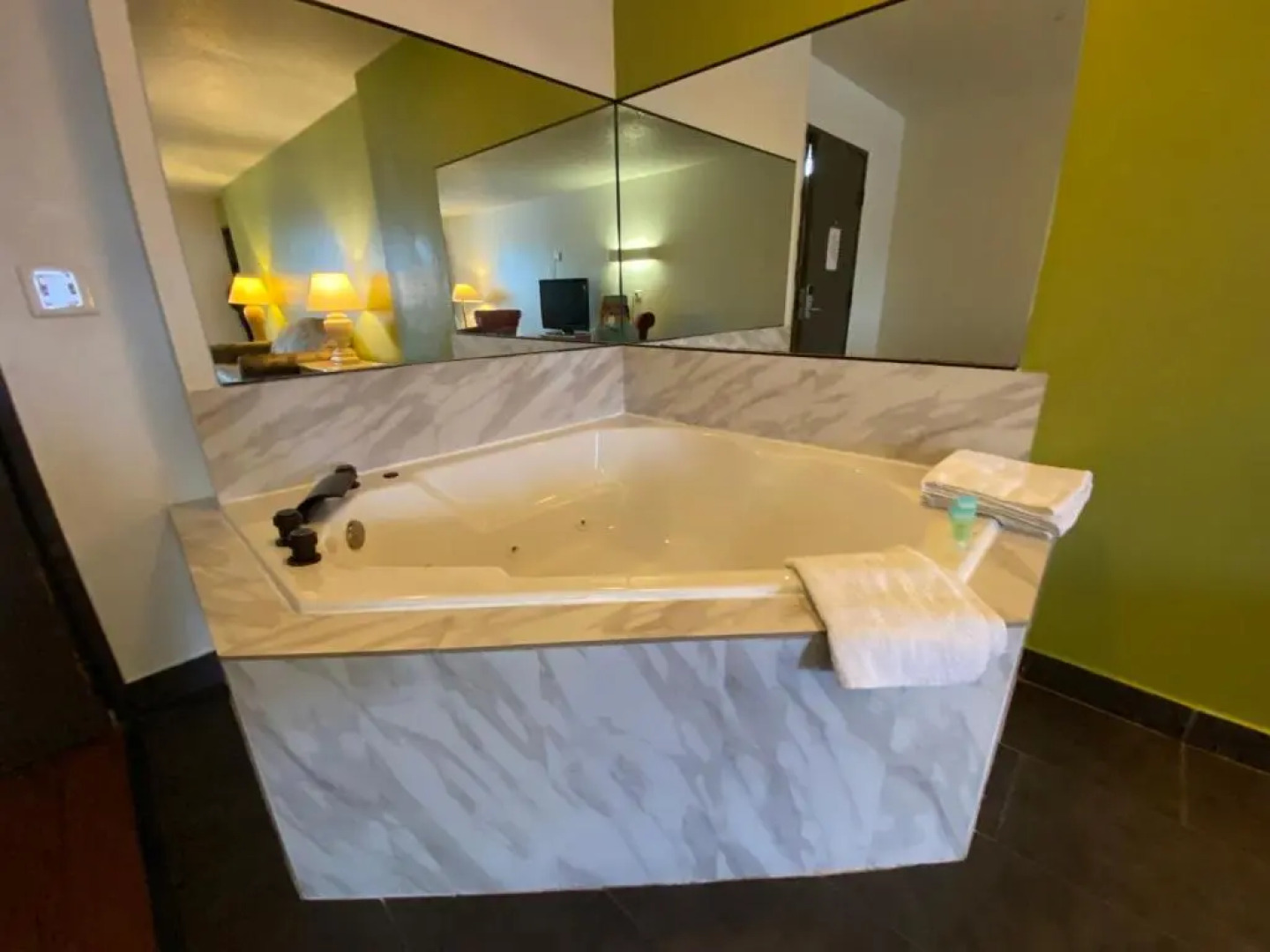 SkyLight Inn Cleveland - Willoughby