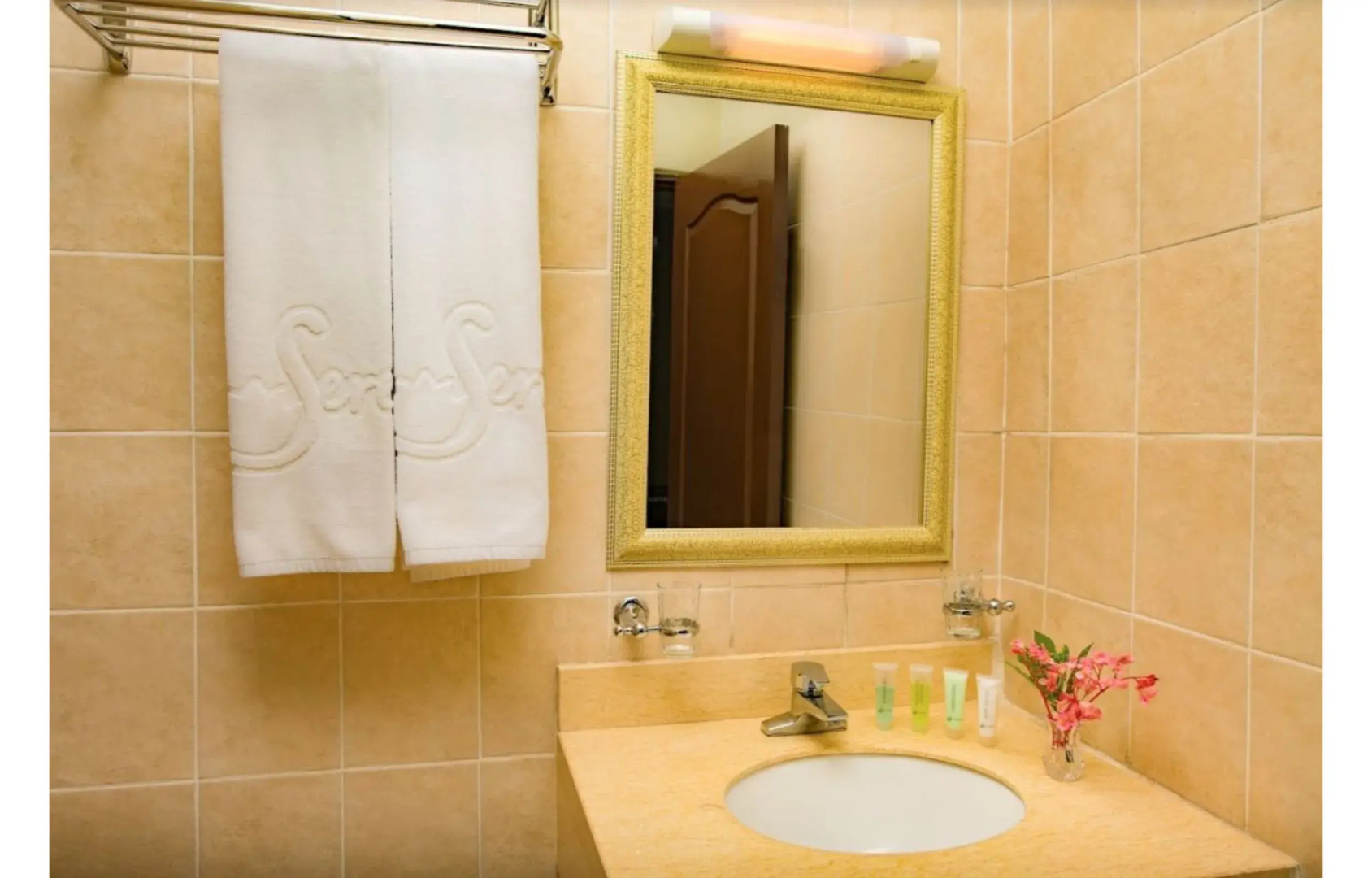 Serendib Suites & Conference Center