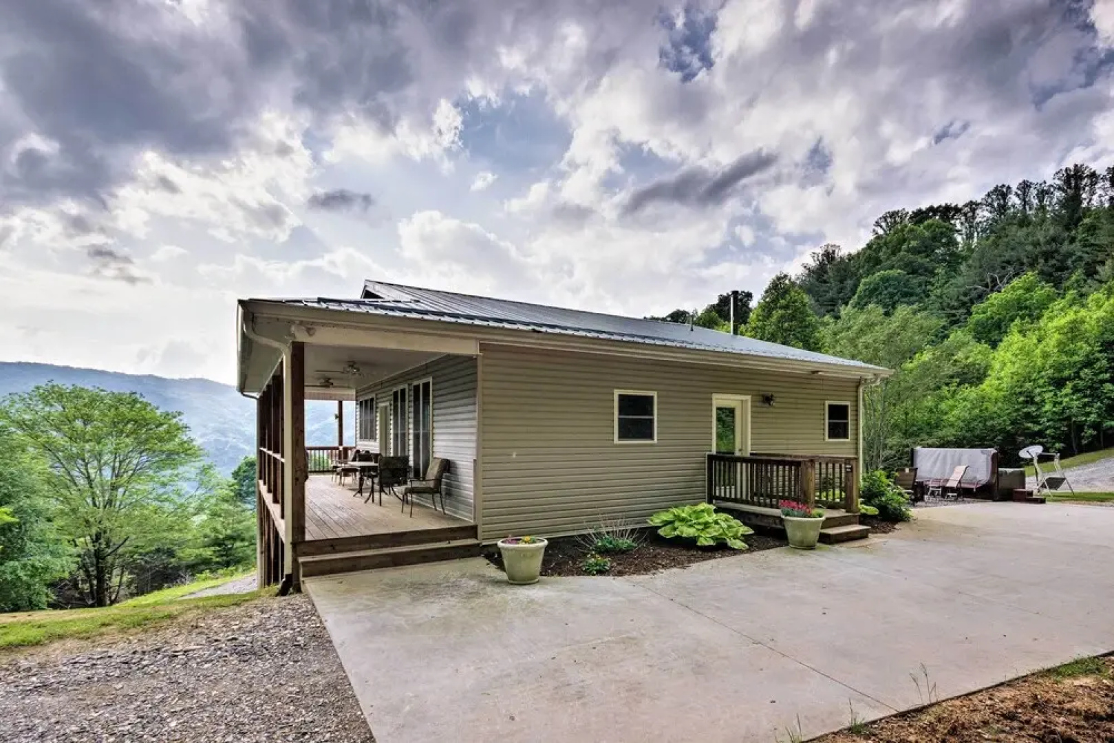 Blue Ridge Mountain Rental w/ Hot Tub & Gas Grill!