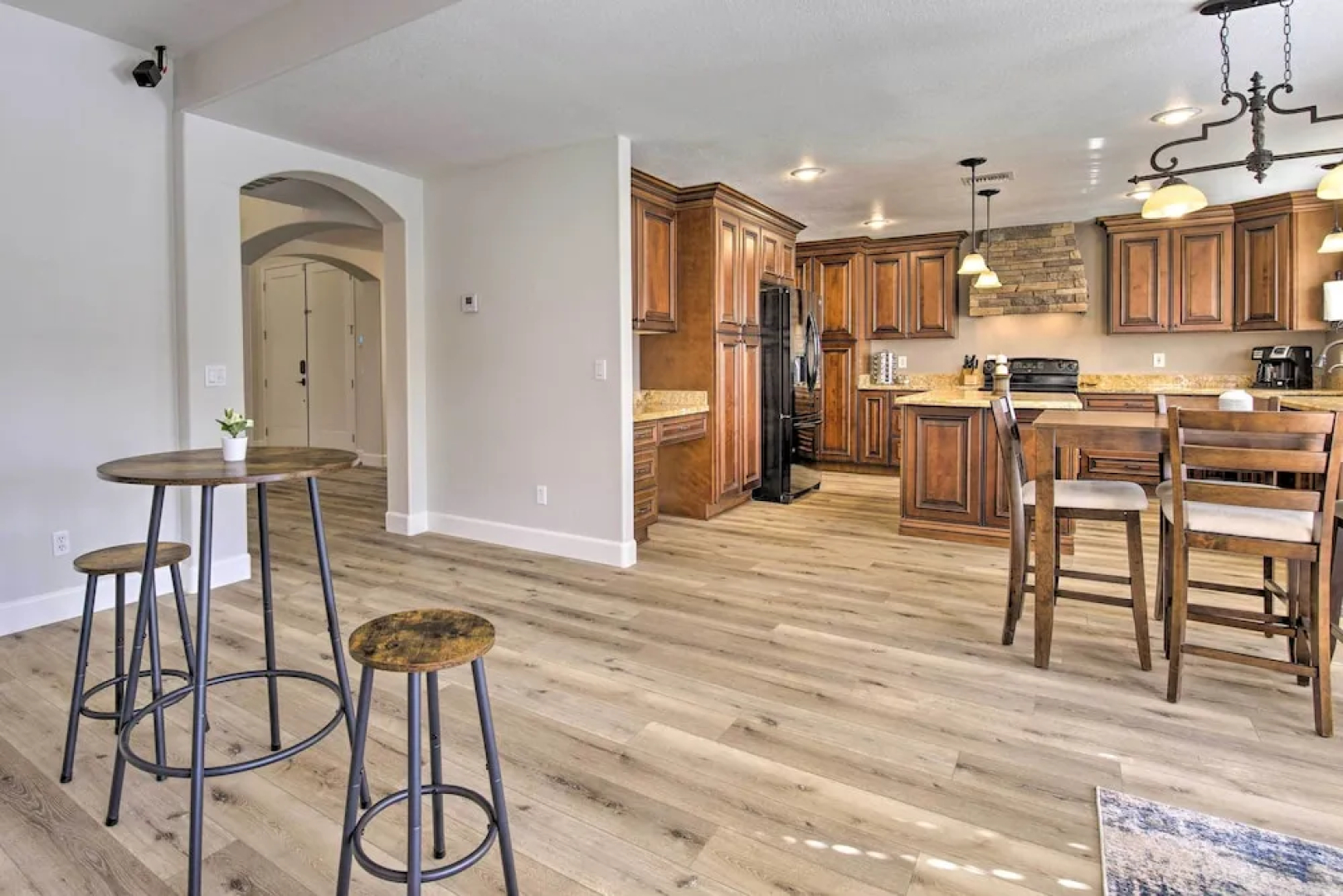 Gilbert Group Getaway: 3 Mi to Dtwn