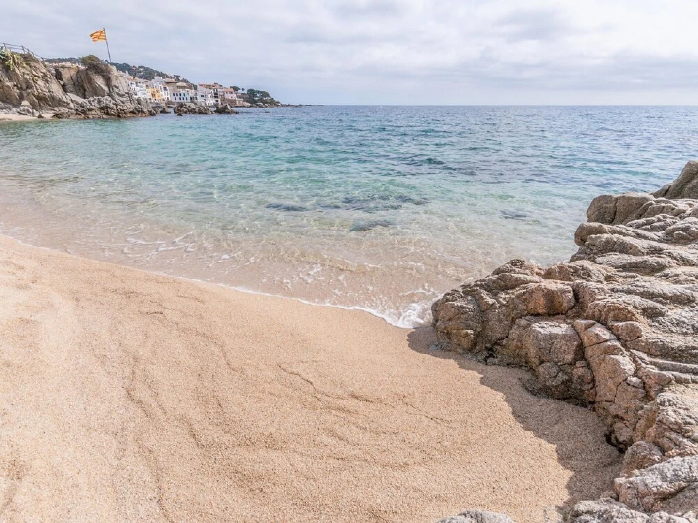 Fantastic Villa for 6 People With Communal Pool in Vilacolum