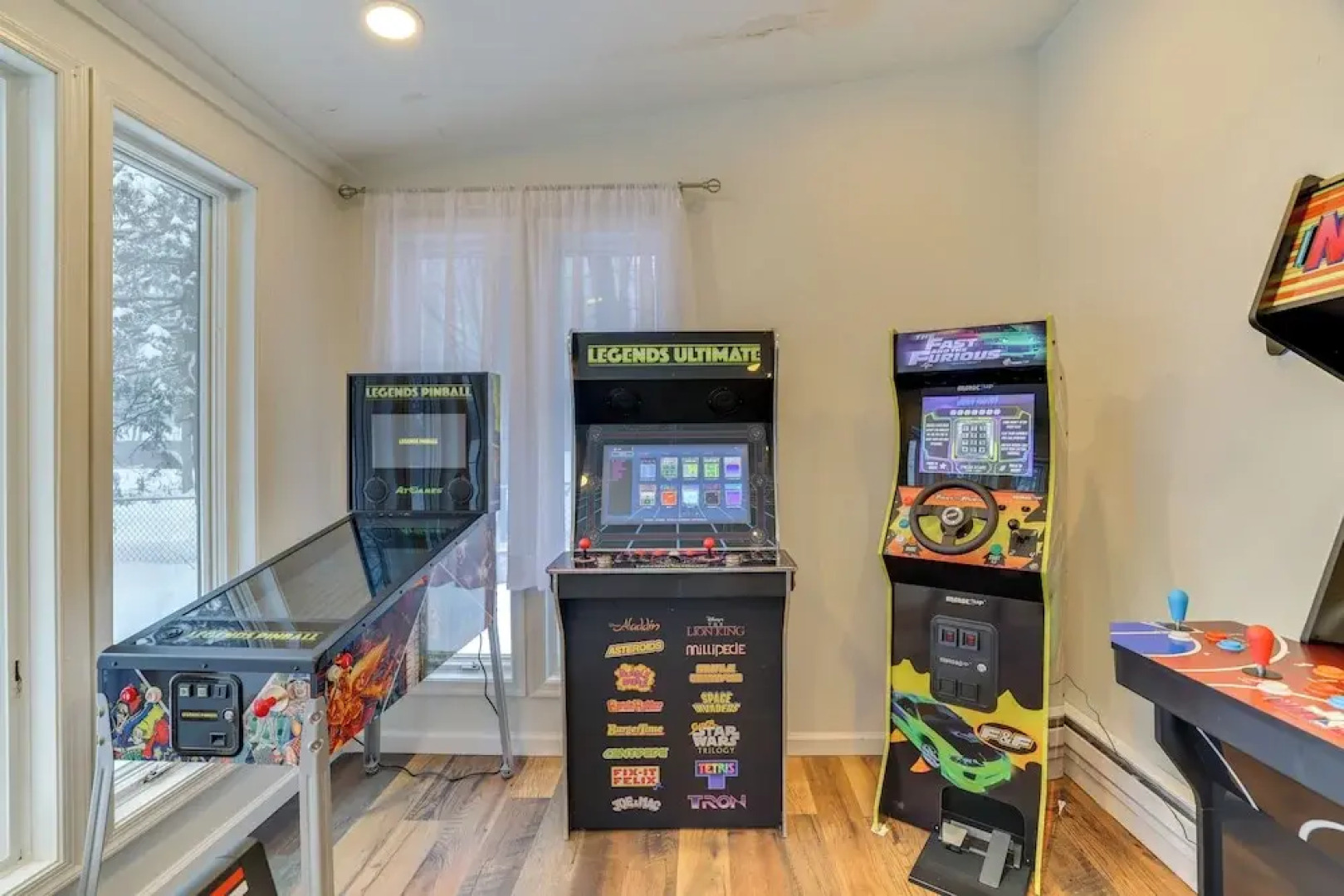 Hot Tub, Fire Pit & Game Room: Tobyhanna Home!