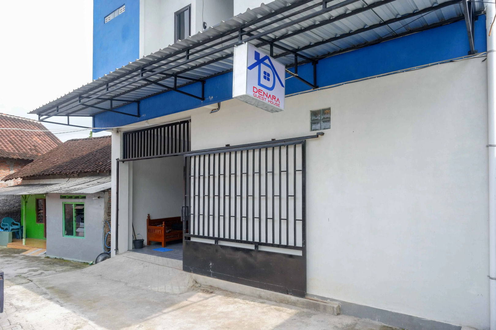 RedDoorz near Patung Kuda Solo Baru