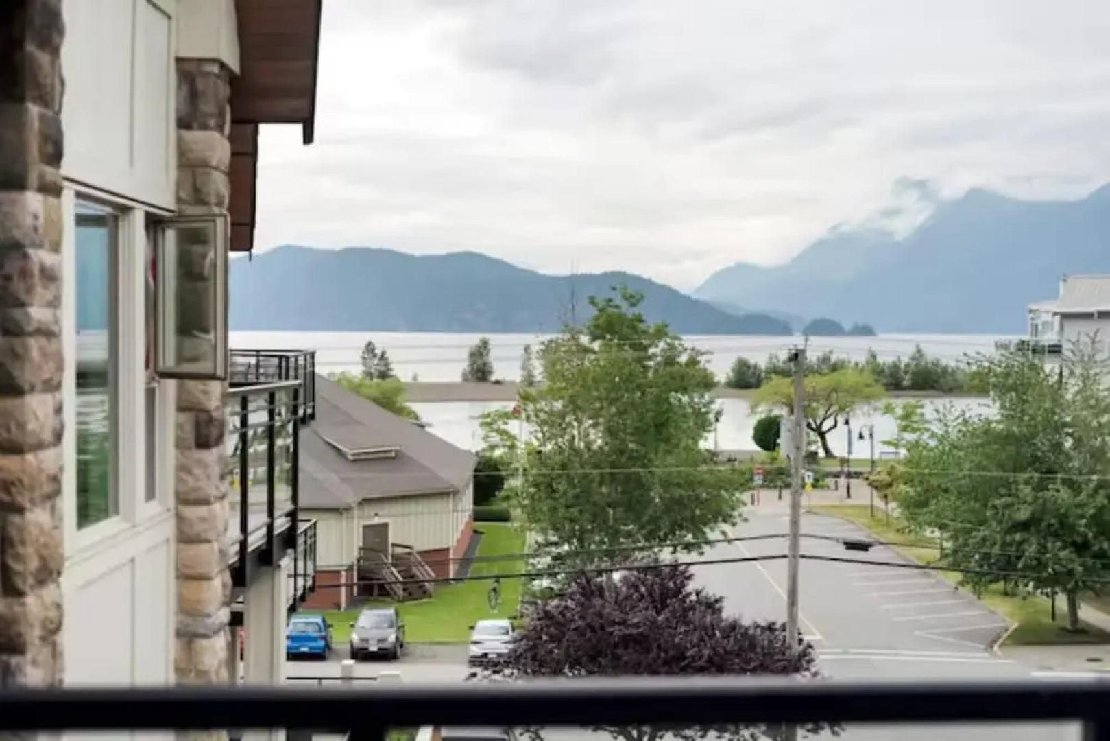 3BR Lakeside Dream Penthouse