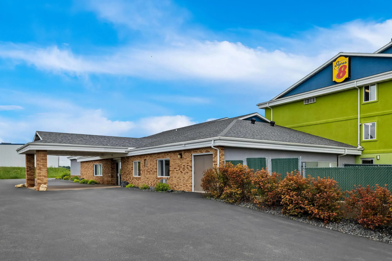 Super 8 by Wyndham Osseo WI