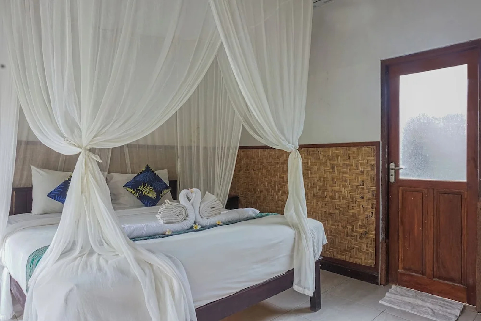 Made Taro Menjangan Homestay