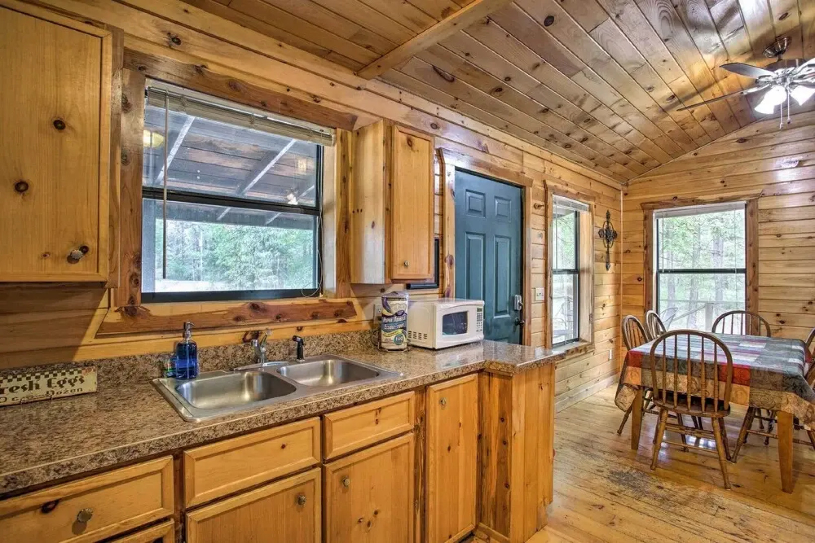 Cozy Starlight Cabin: 6 Miles to Beavers Bend!