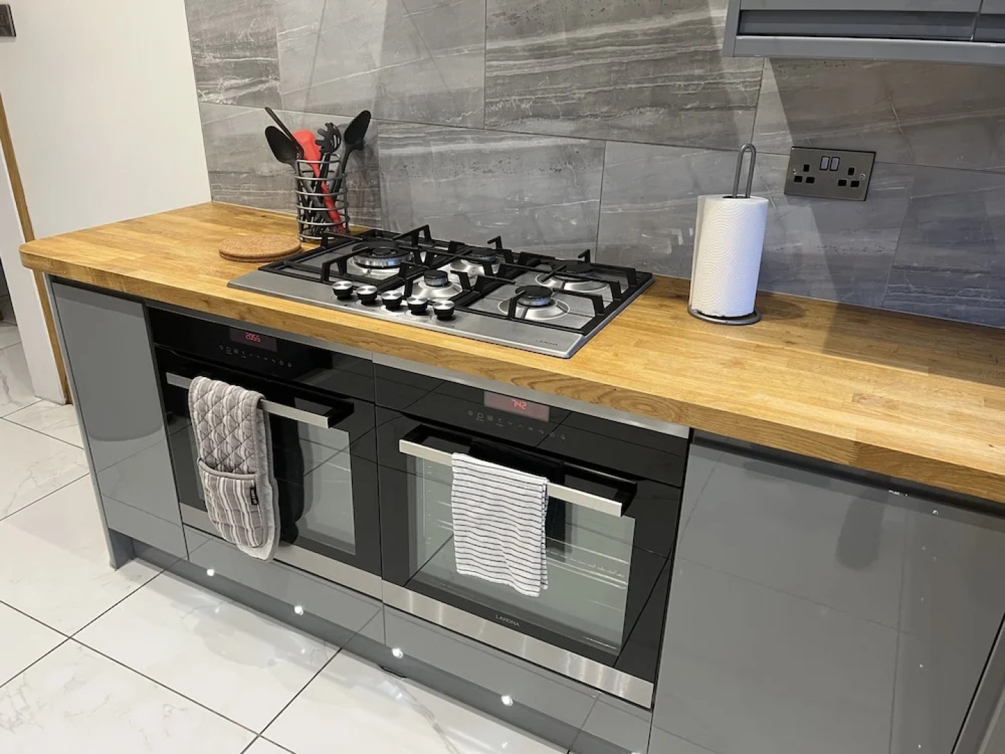 Broadway Beach Homes Airbnb With Hot tub