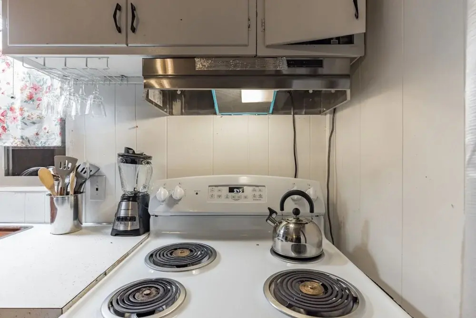 Nostalgic & Cozy Cabin: Steps To Pines Lake! Pet Friendly! 2 Bedroom Cabin by Redawning