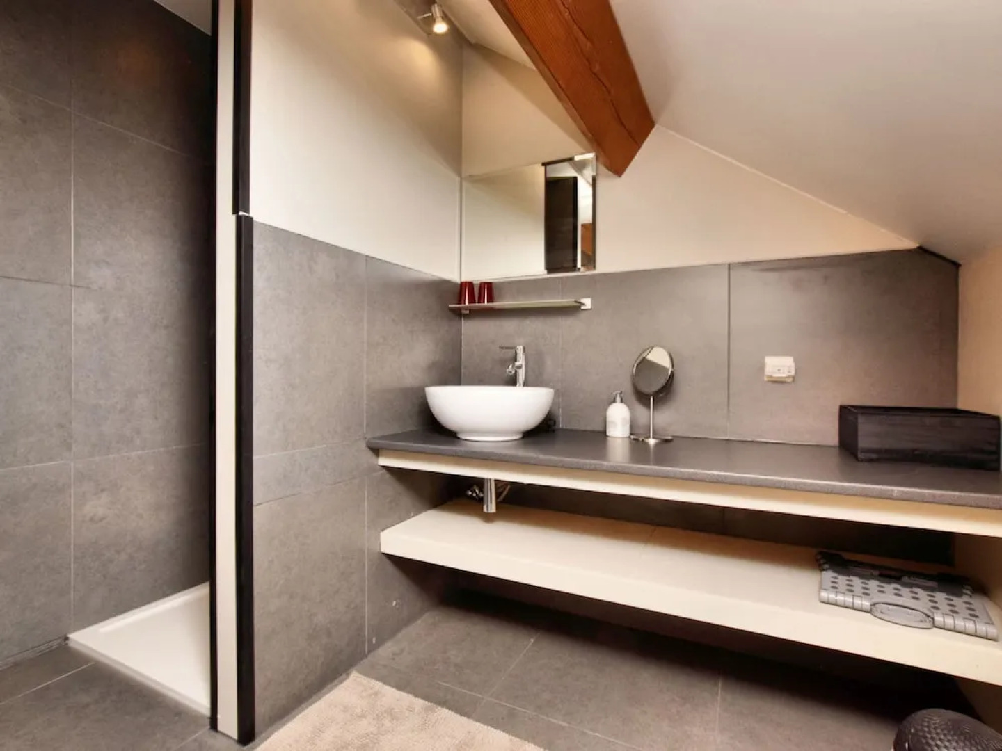 Beautiful, Luxury Home with Sauna, Hot Tub, Private Bathrooms