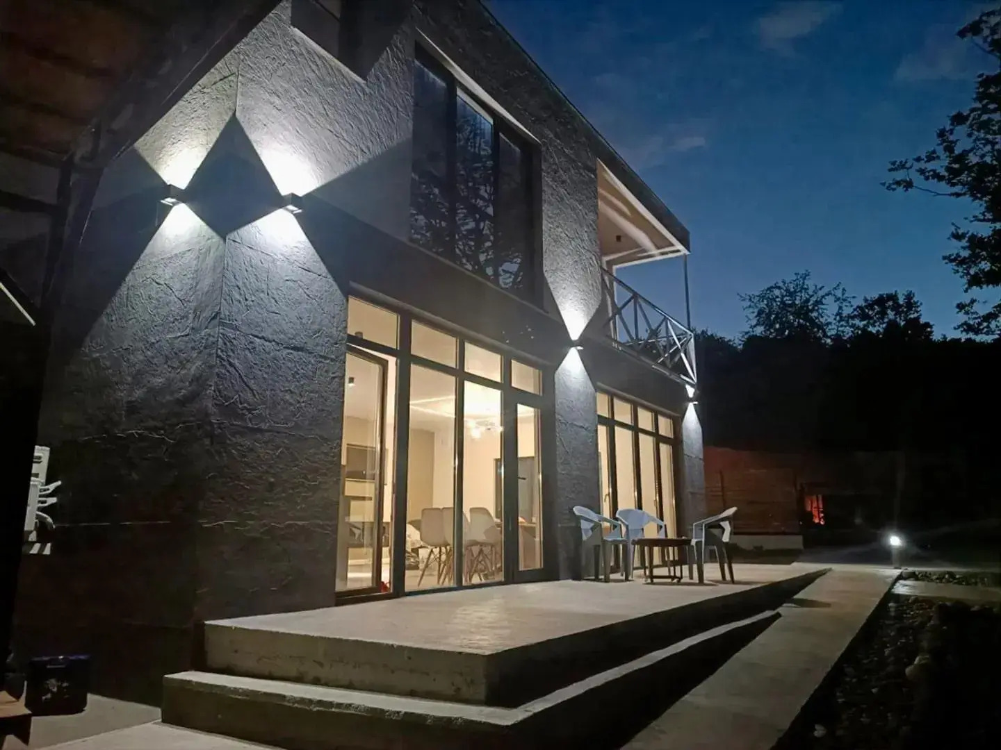 Стильный дом с теплым бассейном и сауной