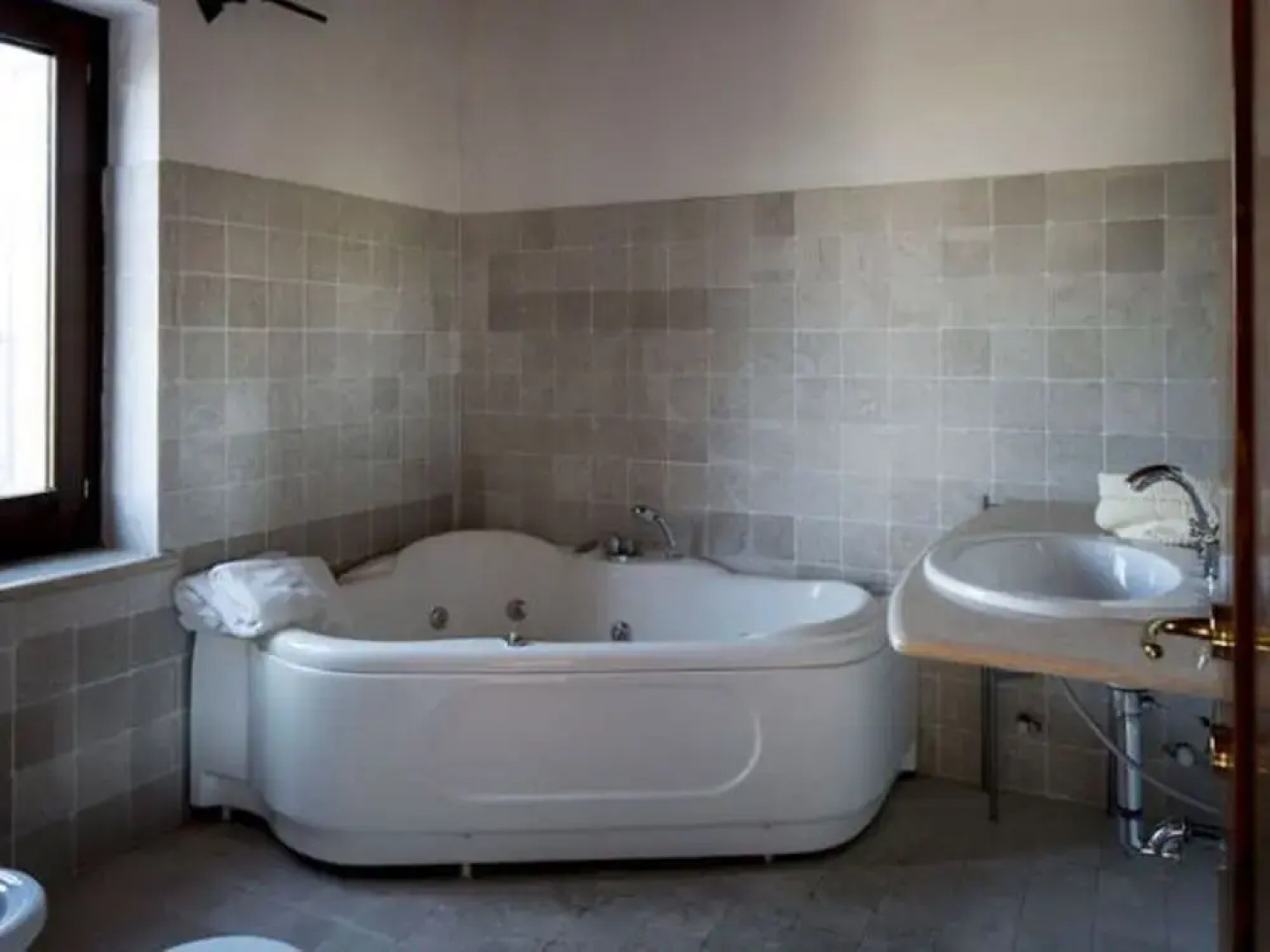 Serene Apartment in Ascoli Piceno with Hot Tub