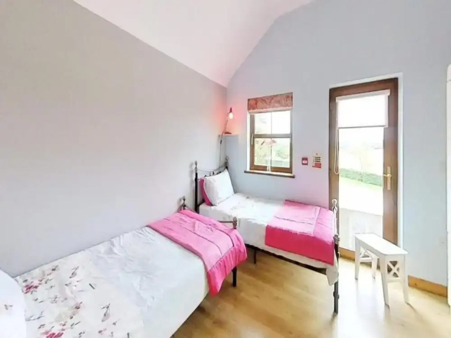 Luxury 3 Bed Cottages Near Hillsborough Palaces