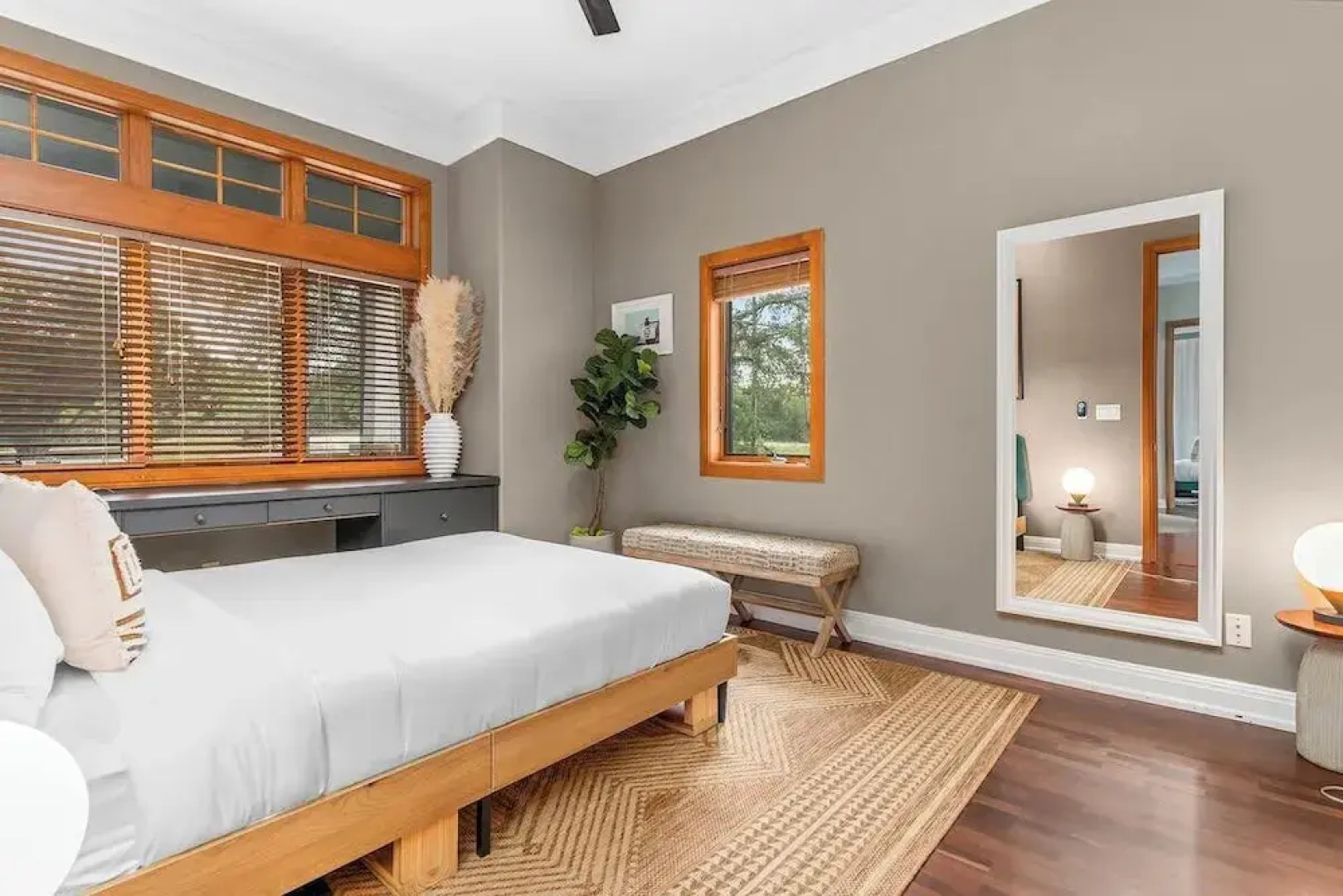 Luxurious Lake Park House: Sleeps 25, Pool, Hot-tub, Firepit and Game Room!